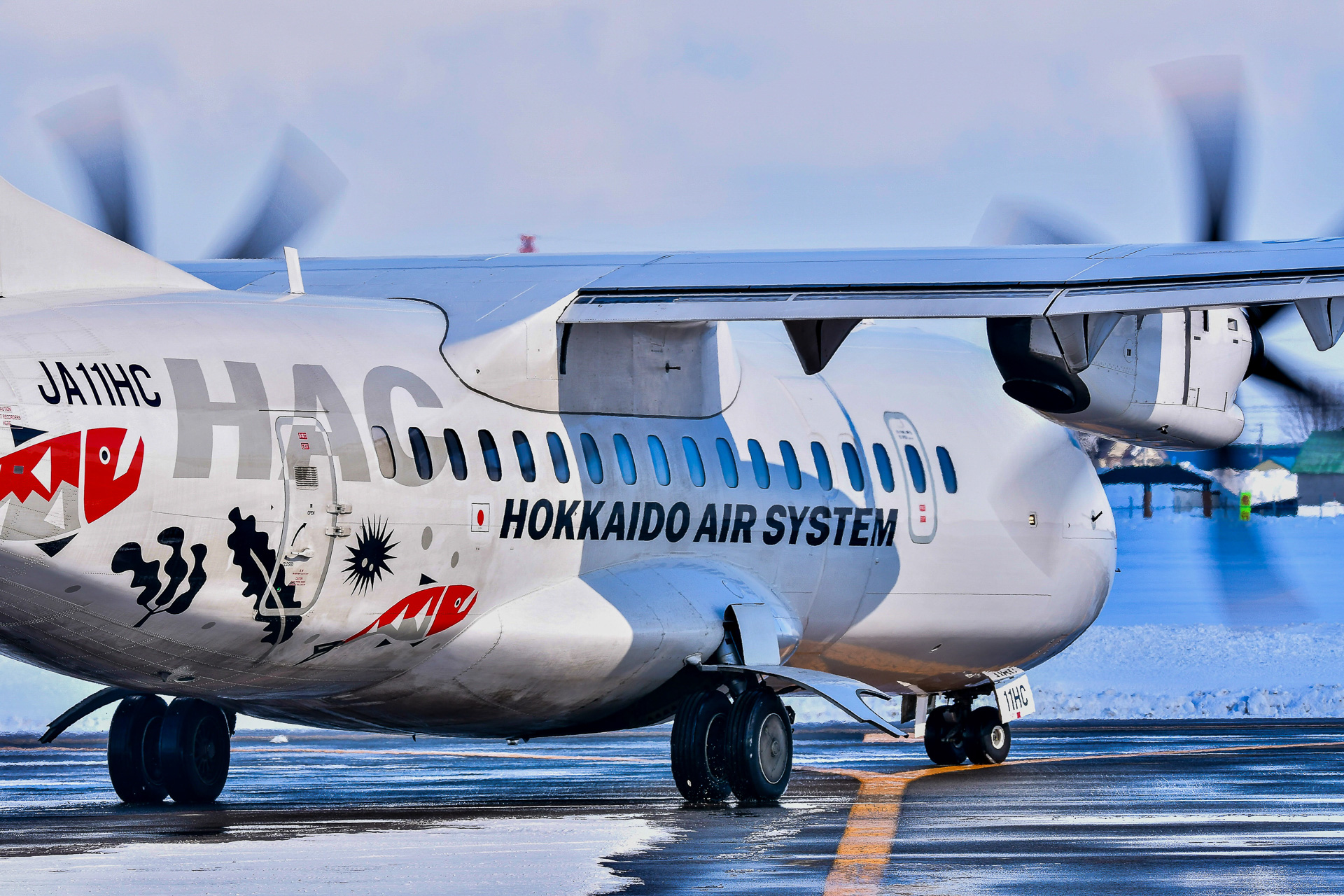 雪のなかを地上走行するHAC機（ATR）