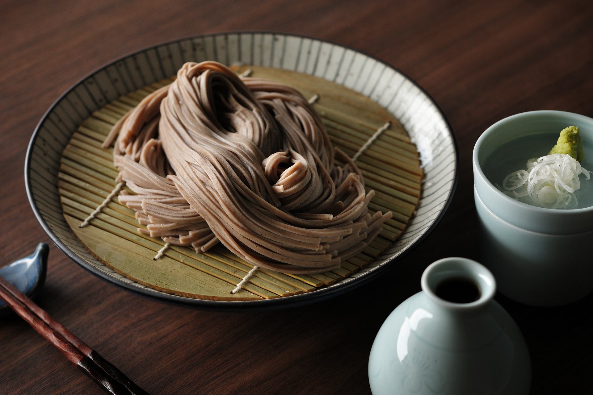 敷地内に誕生する「蕎麦割烹 SAI」。地粉・生粉打ちの十割蕎麦と、鰹、昆布、干し椎茸から引いた風味豊かな三段つゆにこだわり、一品料理や地酒なども用意