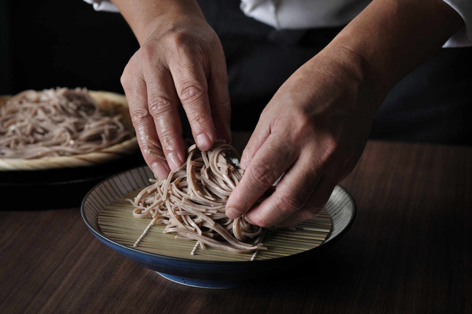 敷地内に誕生する「蕎麦割烹 SAI」。地粉・生粉打ちの十割蕎麦と、鰹、昆布、干し椎茸から引いた風味豊かな三段つゆにこだわり、一品料理や地酒なども用意