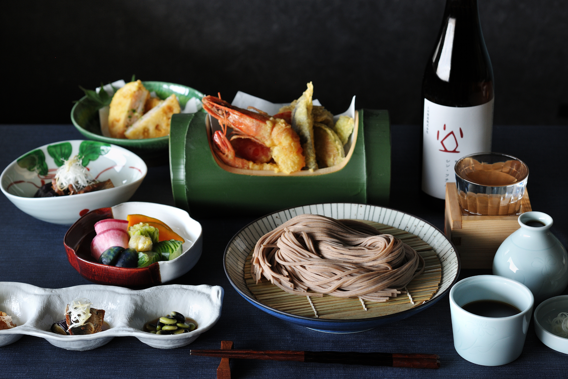 敷地内に誕生する「蕎麦割烹 SAI」。地粉・生粉打ちの十割蕎麦と、鰹、昆布、干し椎茸から引いた風味豊かな三段つゆにこだわり、一品料理や地酒なども用意