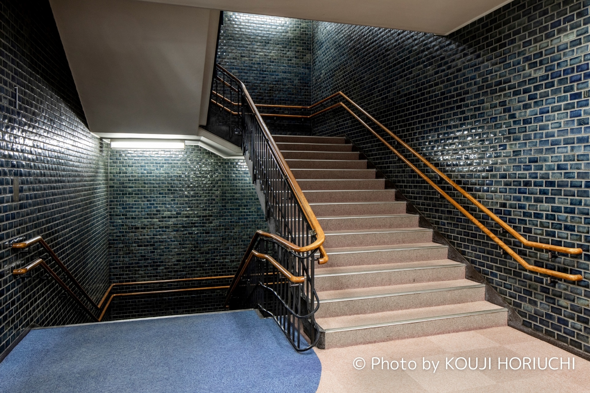 旧市庁舎内の青い磁器質タイル &copy;Photo by KOUJI HORIUCH