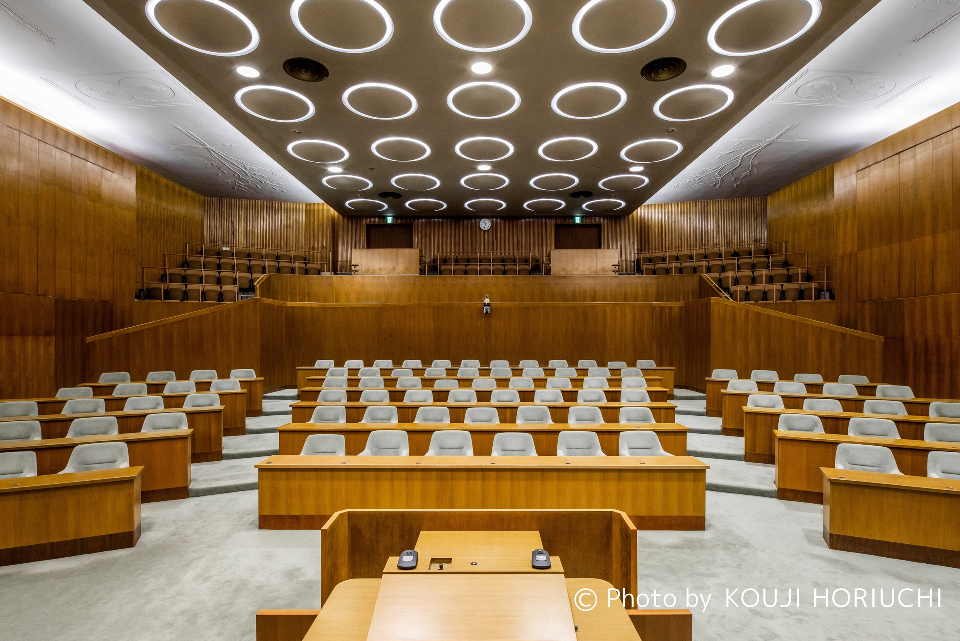 旧市会棟本会議場の緑色の議員席 &copy;Photo by KOUJI HORIUCH