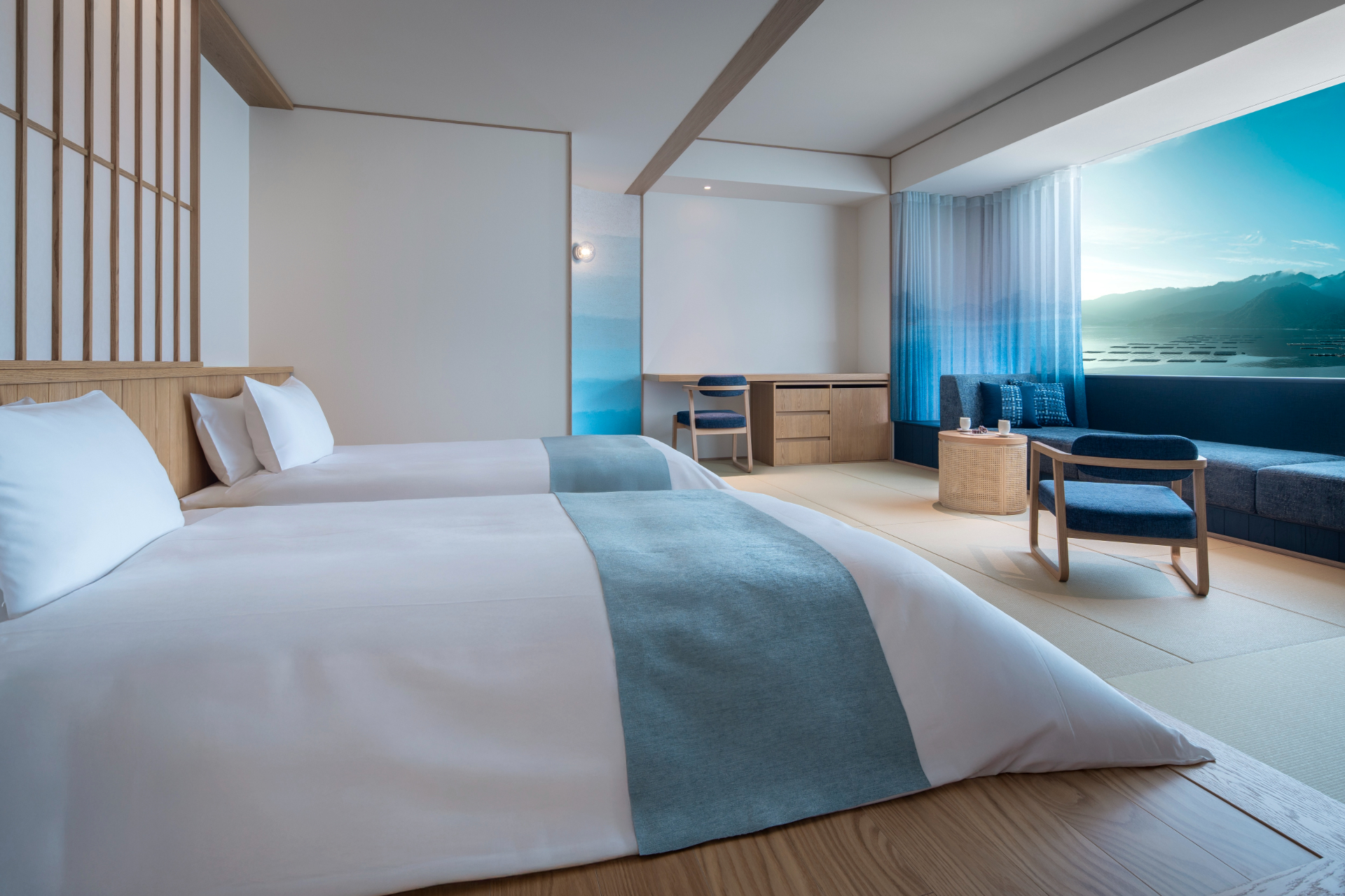 庵治ガラスの照明、福山デニムのクッション、瀬戸内の漁師文化を感じるテーブルや、寝台を柔らかく照らす大竹和紙など、地域の伝統工芸を活かした内装