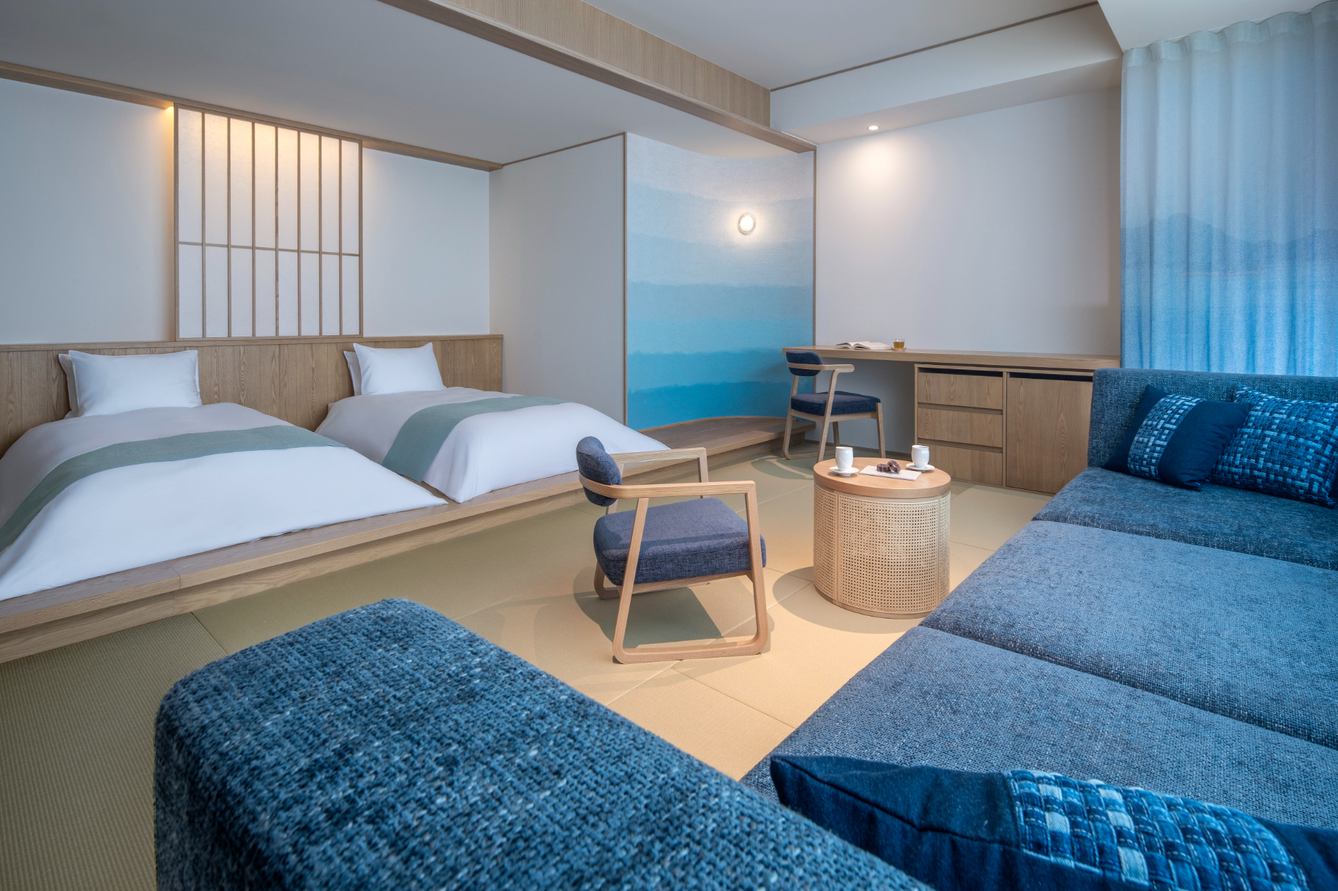 庵治ガラスの照明、福山デニムのクッション、瀬戸内の漁師文化を感じるテーブルや、寝台を柔らかく照らす大竹和紙など、地域の伝統工芸を活かした内装