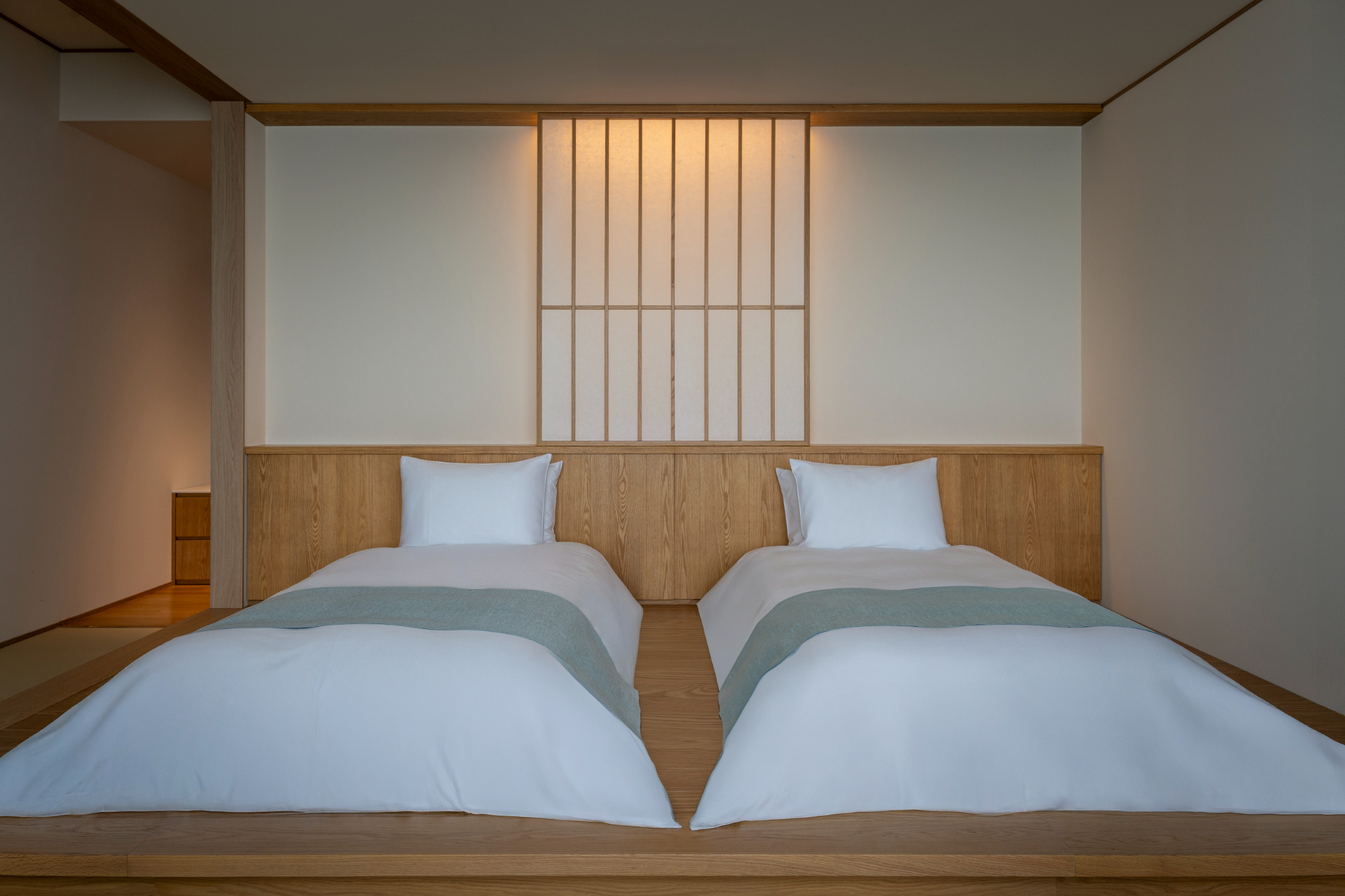 庵治ガラスの照明、福山デニムのクッション、瀬戸内の漁師文化を感じるテーブルや、寝台を柔らかく照らす大竹和紙など、地域の伝統工芸を活かした内装