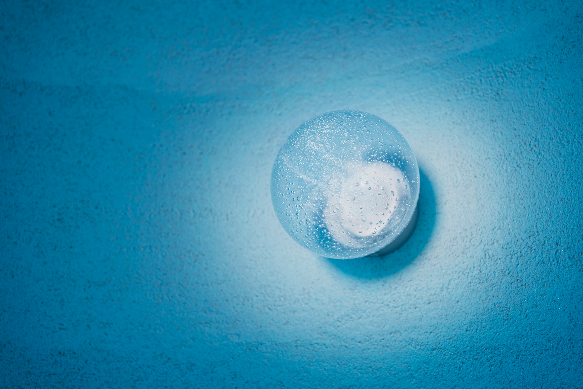 庵治ガラスの照明、福山デニムのクッション、瀬戸内の漁師文化を感じるテーブルや、寝台を柔らかく照らす大竹和紙など、地域の伝統工芸を活かした内装