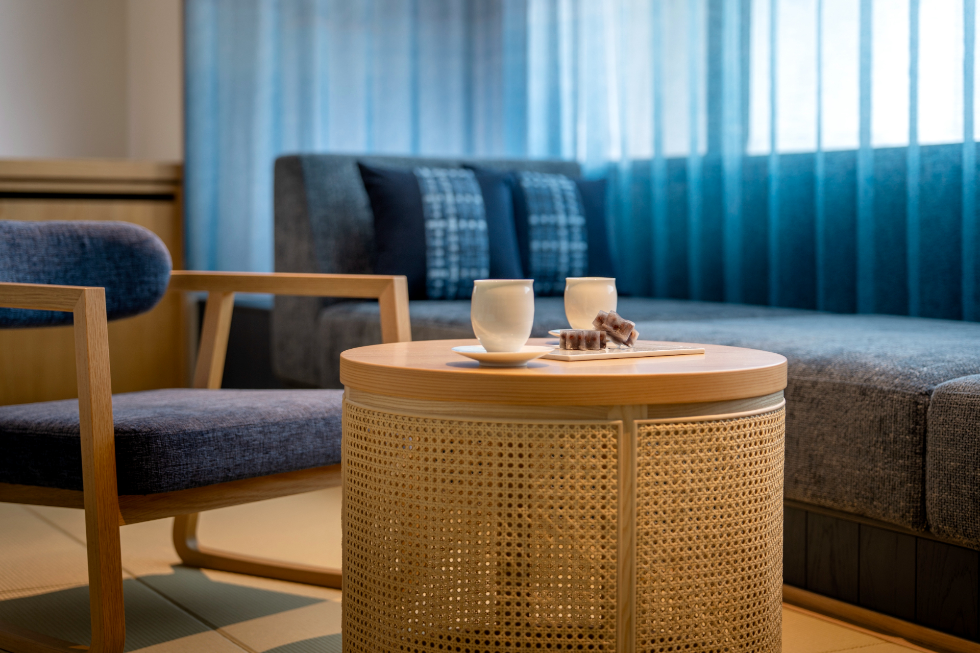 庵治ガラスの照明、福山デニムのクッション、瀬戸内の漁師文化を感じるテーブルや、寝台を柔らかく照らす大竹和紙など、地域の伝統工芸を活かした内装