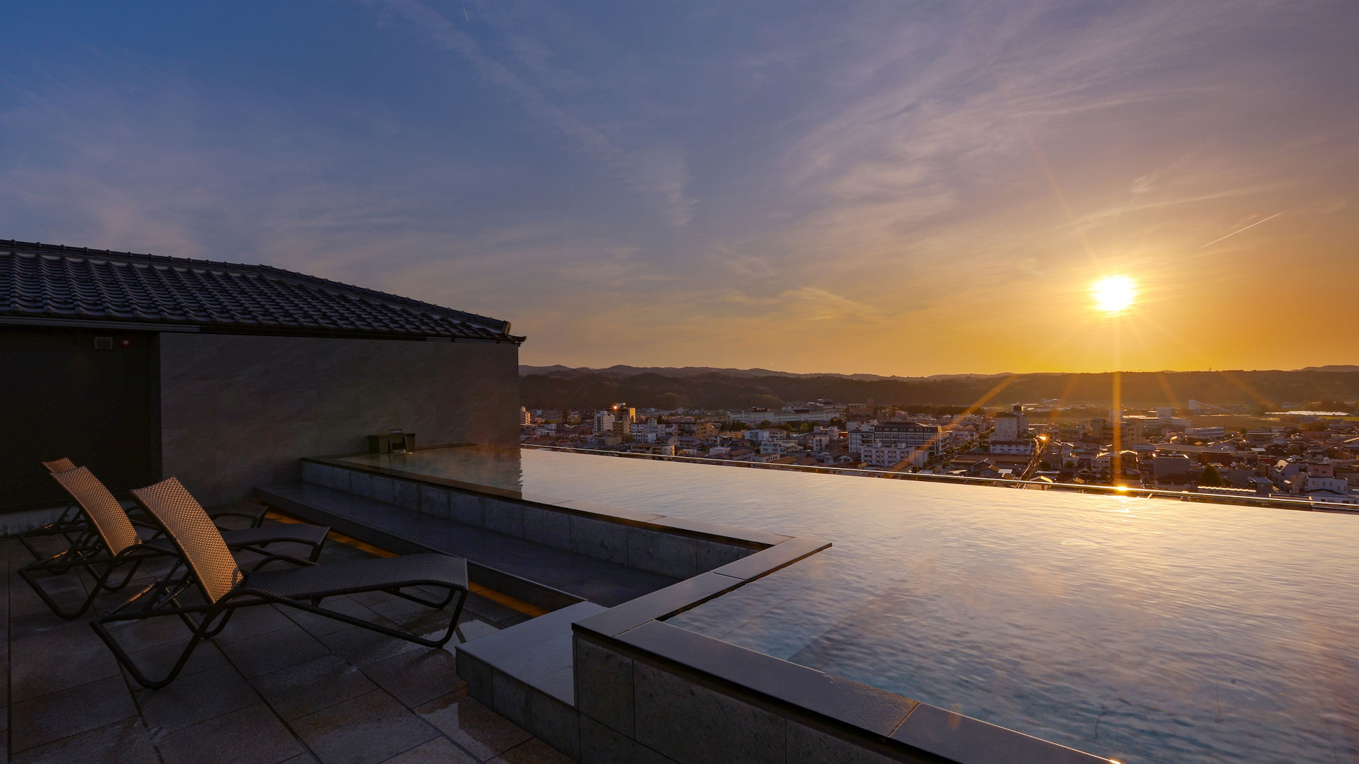 最上階にある開放感抜群の「加賀天空の湯」（男女入替制）