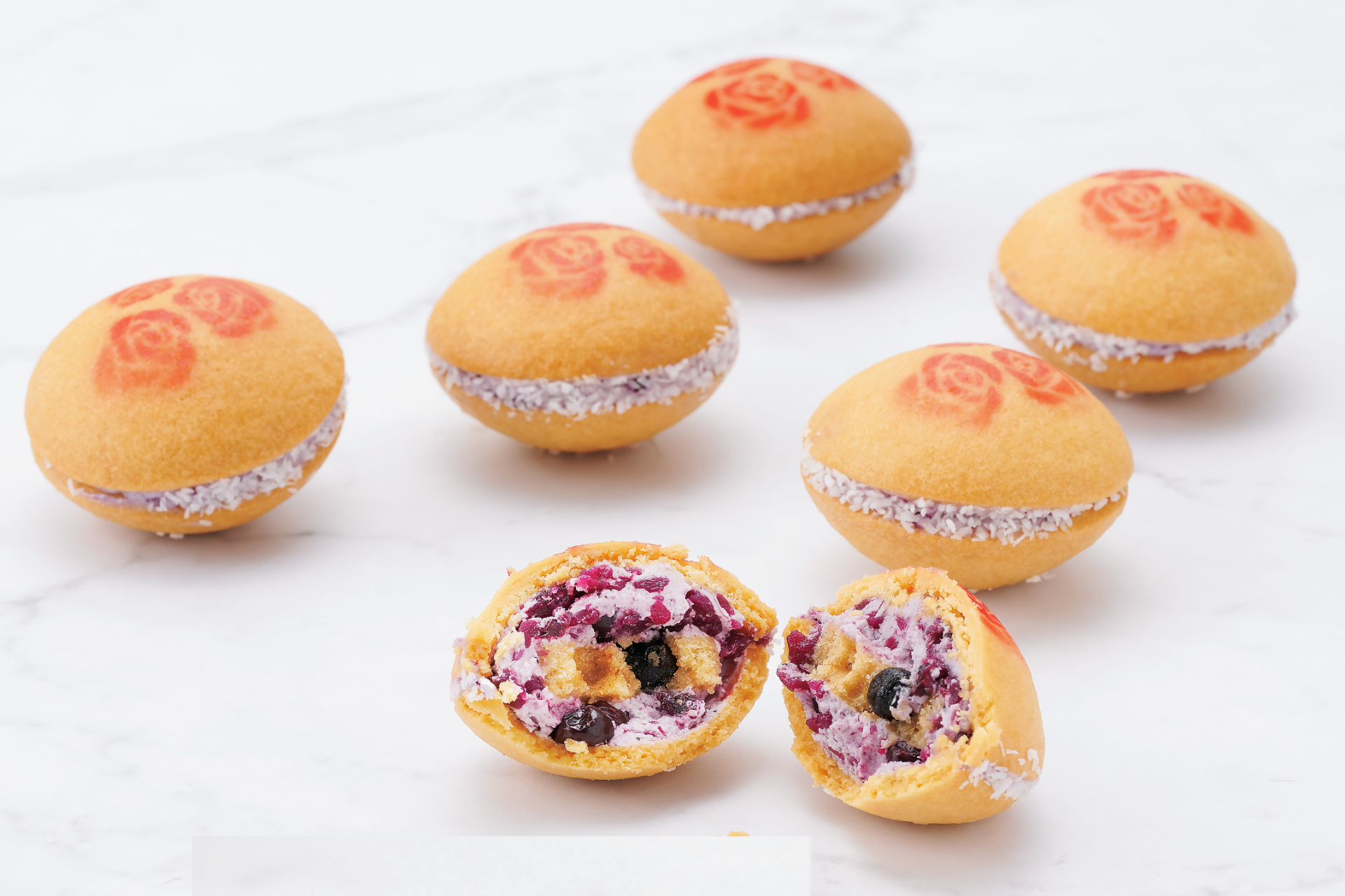 サブレ生地、ブルーベリー入りバタークリーム、シナモン風味のスポンジ生地が一体となったバターサンド