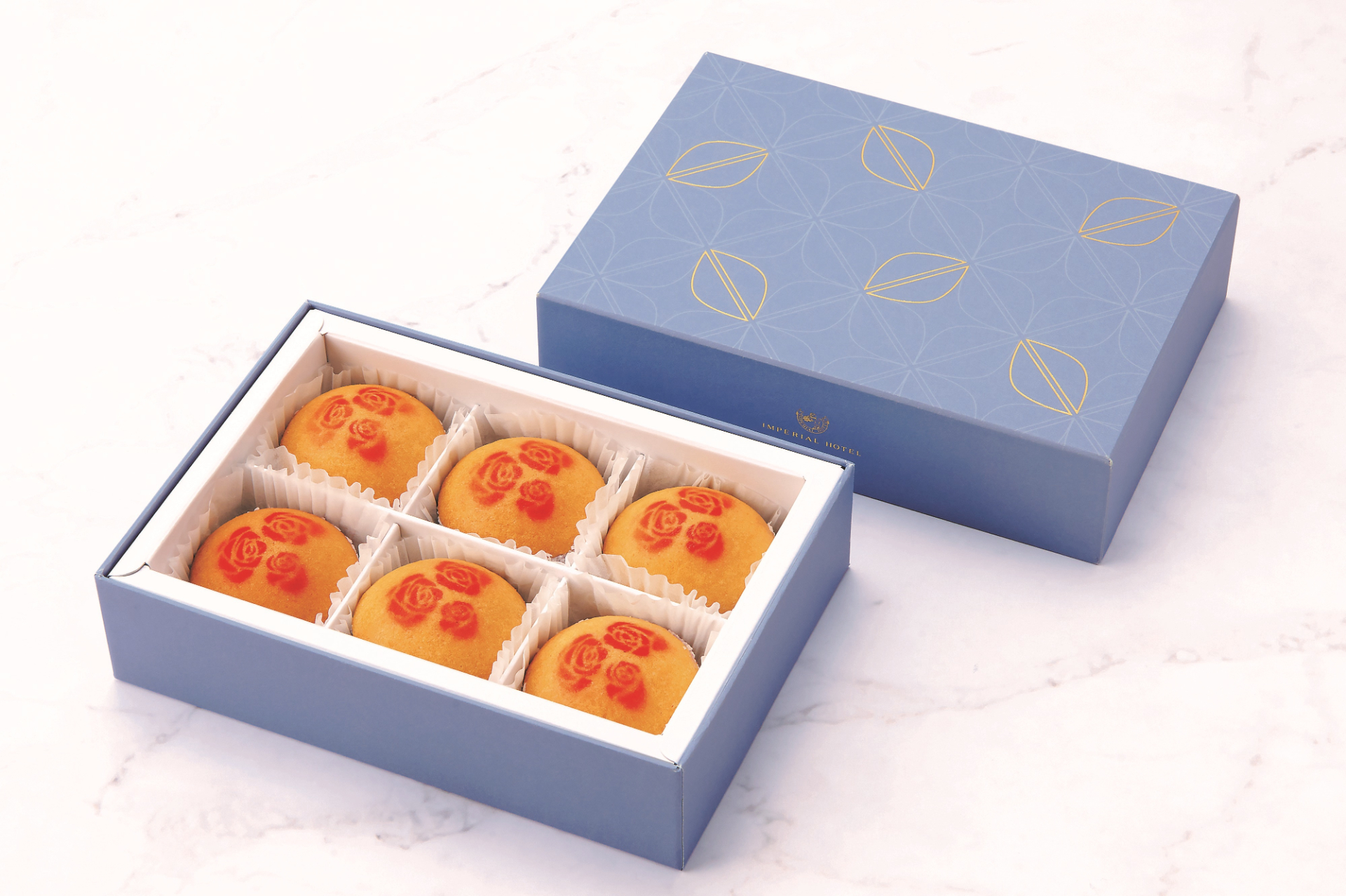 サブレ生地、ブルーベリー入りバタークリーム、シナモン風味のスポンジ生地が一体となったバターサンド