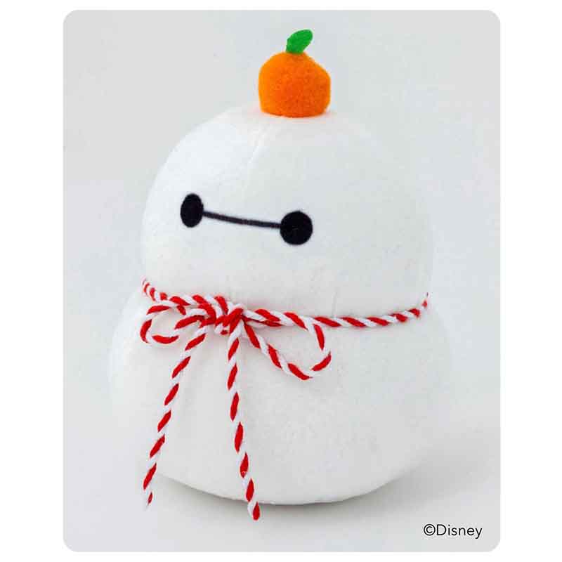 1年の幸せと健康を願うベイマックスかがみもち。頭にはだいだいがちょこん