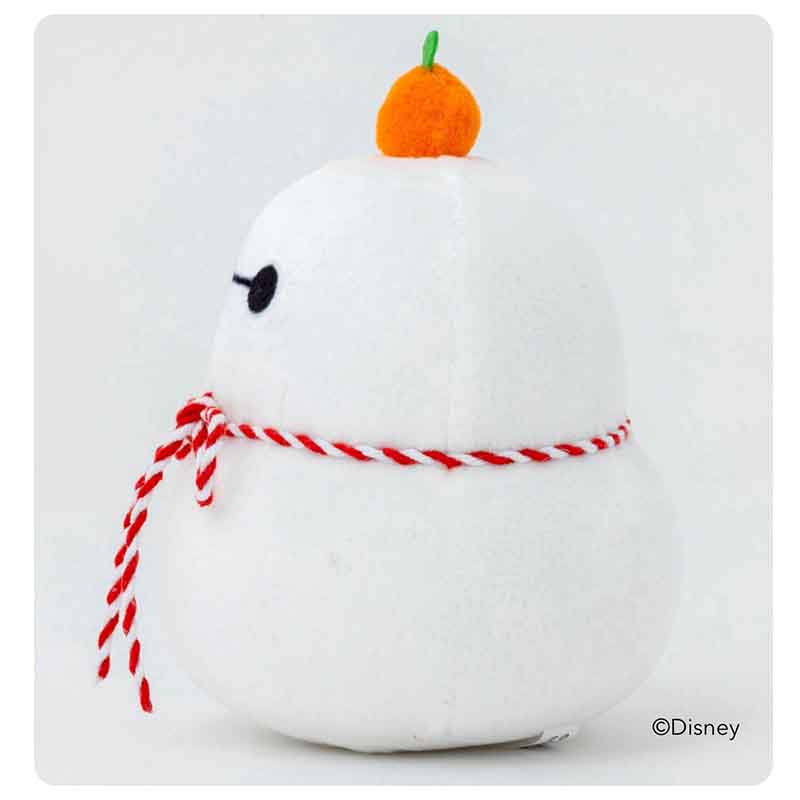 1年の幸せと健康を願うベイマックスかがみもち。頭にはだいだいがちょこん