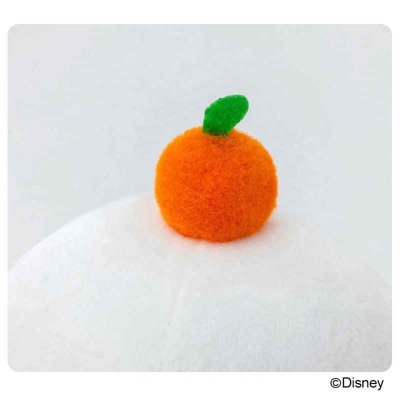 1年の幸せと健康を願うベイマックスかがみもち。頭にはだいだいがちょこん