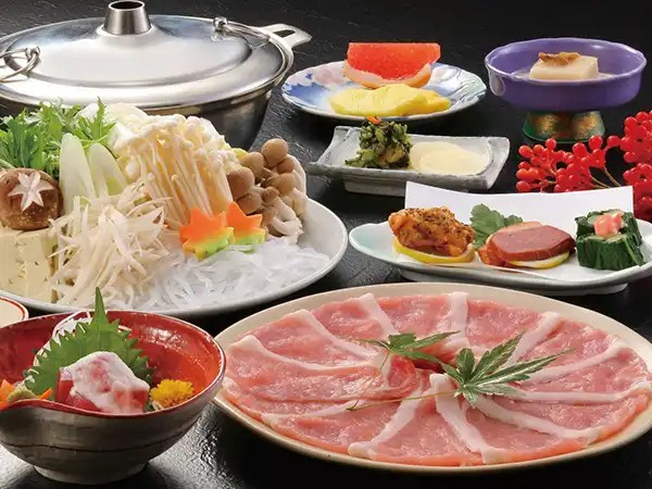 蔵王温泉の宿「名湯舎 創」での夕食一例。山形の旬の食材を使った和食膳を提供する