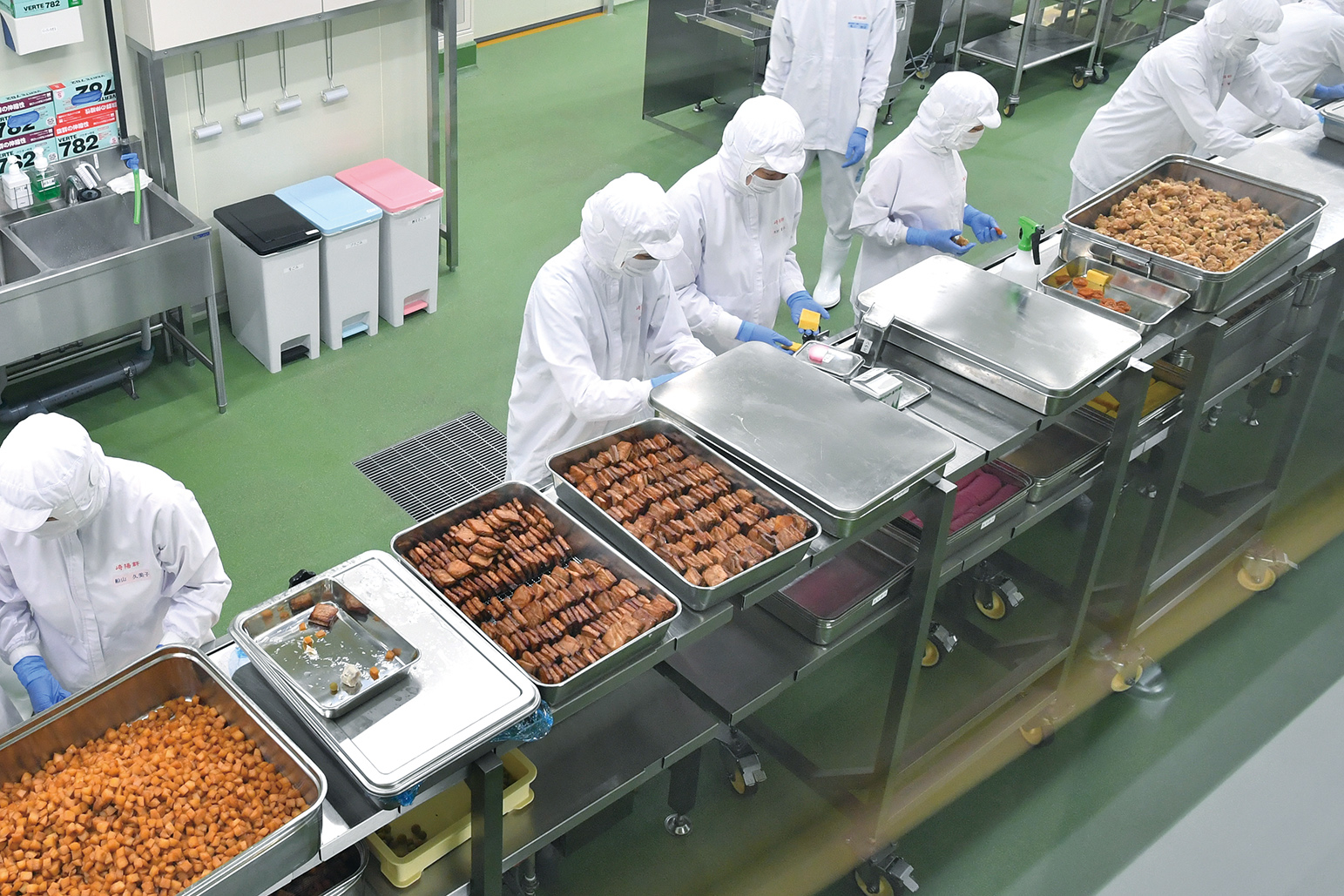 2位「崎陽軒 横浜工場」。見学後にはできたてのシウマイやおかずを試食
