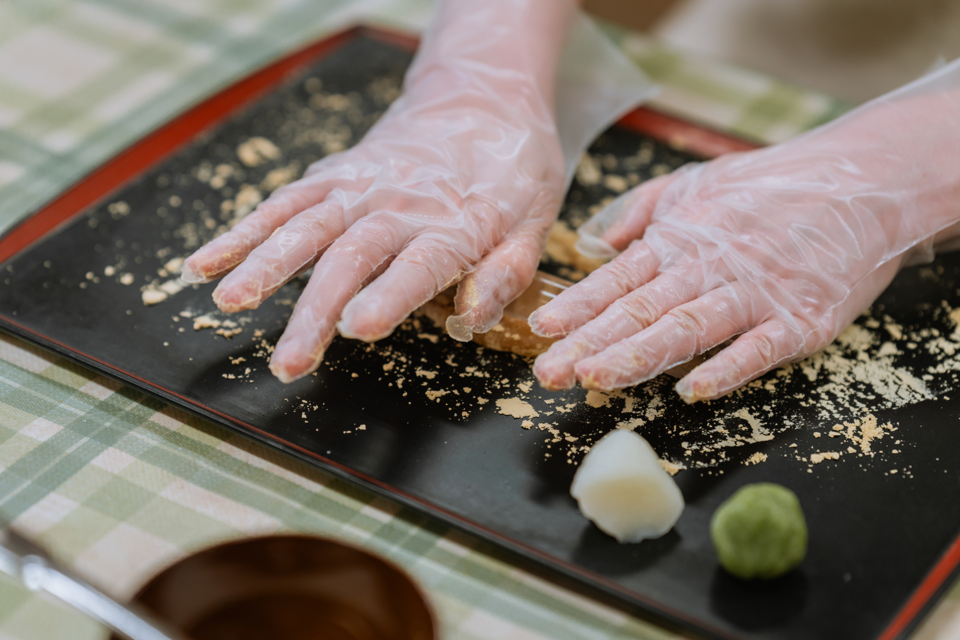 8位「おたべ本館」。つぶあん入り生八つ橋 おたべの成形から箱詰めまでの工程を見学