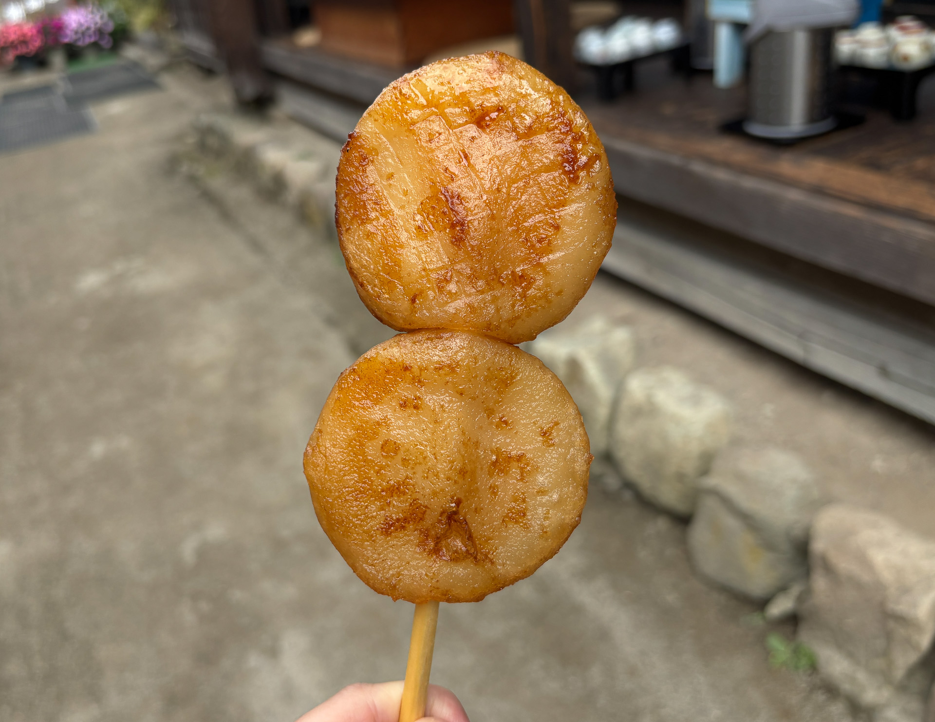 醤油と油が香ばしい、いももち