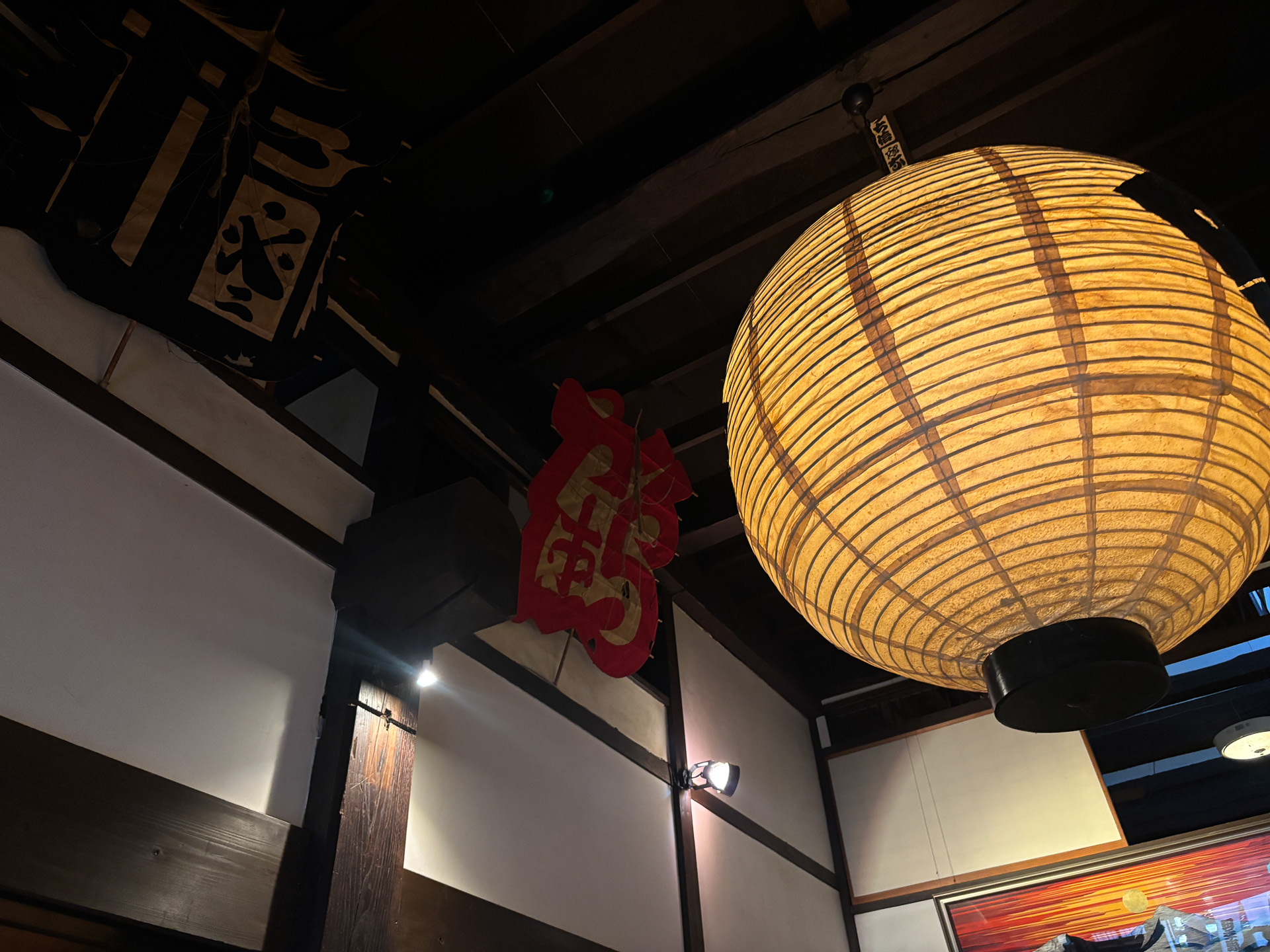 古道具と歴史を感じる店内