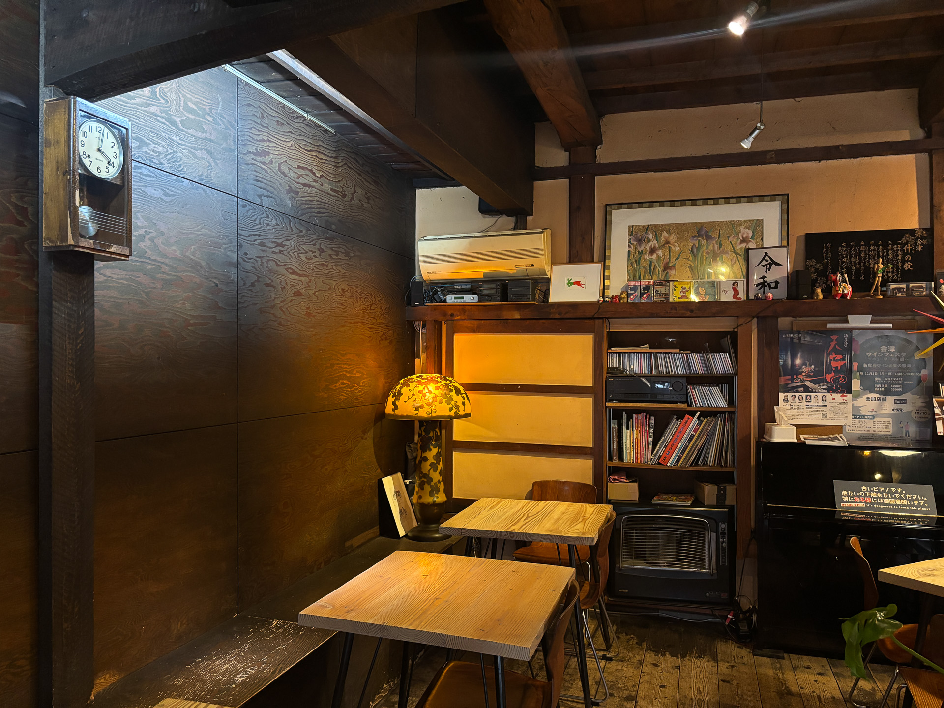 ピアノがあり、地元ミュージシャンの演奏が入ることも