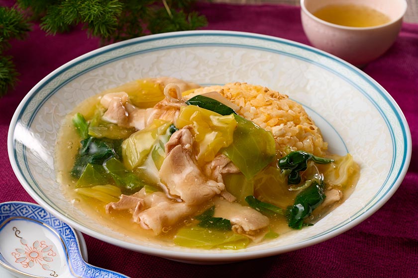 あんかけの肉野菜炒めをのせた東伊豆のご当地グルメ「稲取肉チャーハン」