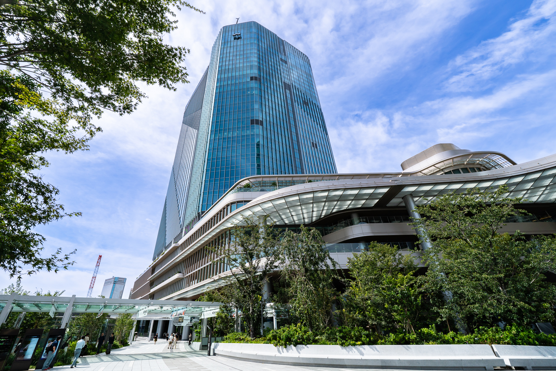 「TAKANAWA GATEWAY CITY」の「THE LINKPILLAR 1」の「South」。左下側が高輪ゲートウェイ駅の改札になる