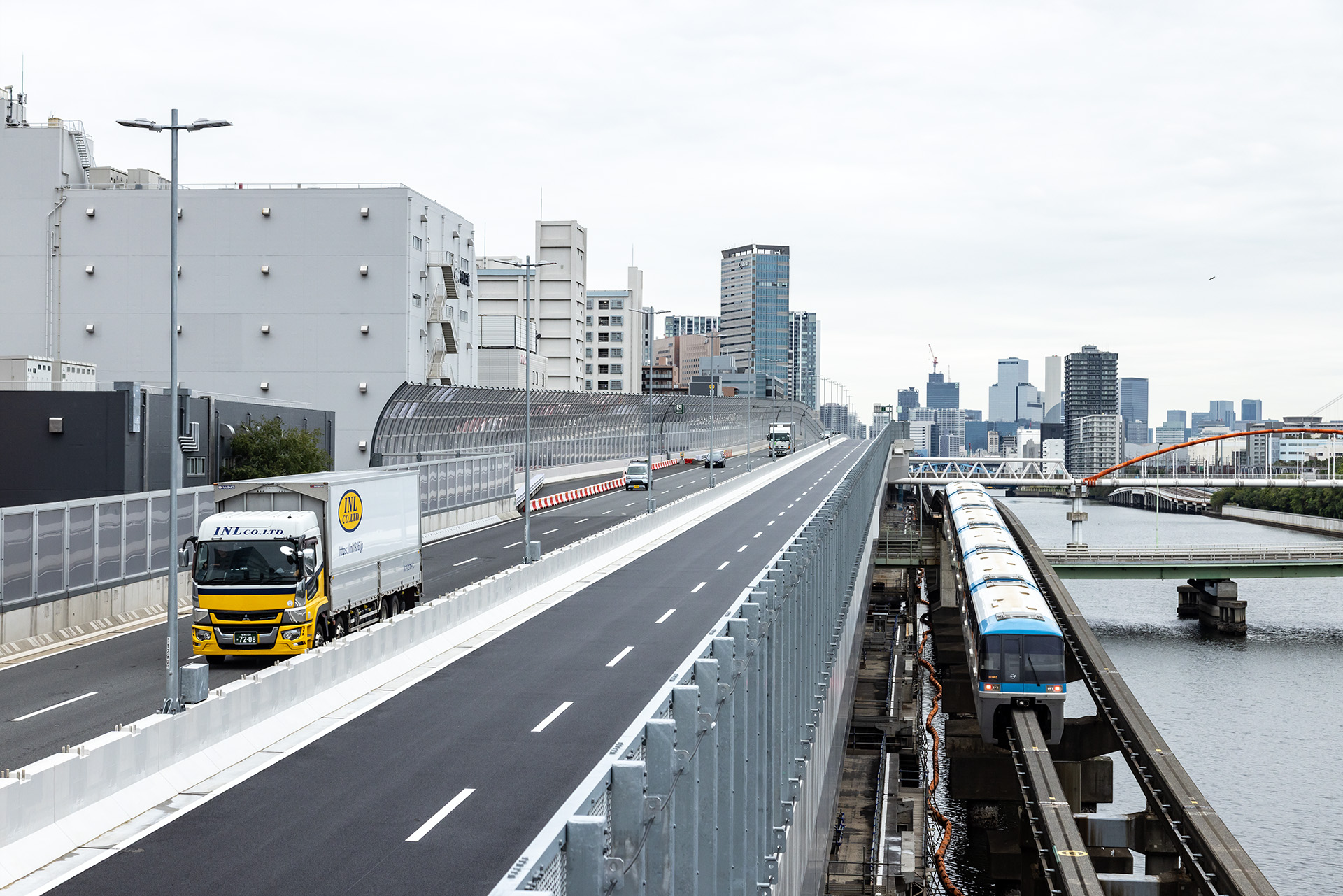 更新区間の構造物が完成。2025年10月29日1時から下り線を更新ルートへ切り替え。荒天時は予備日（10月30日、31日）に順延