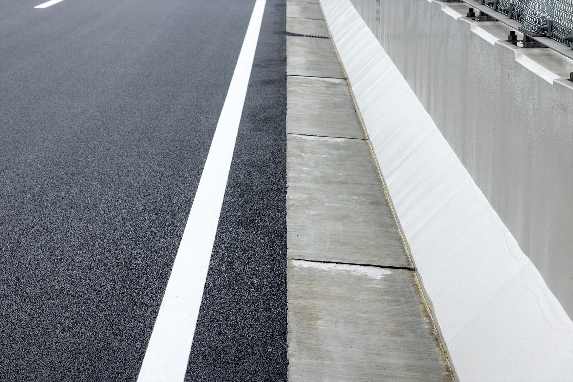 路肩部を広くすることで総幅員を17mから18.2mに拡幅