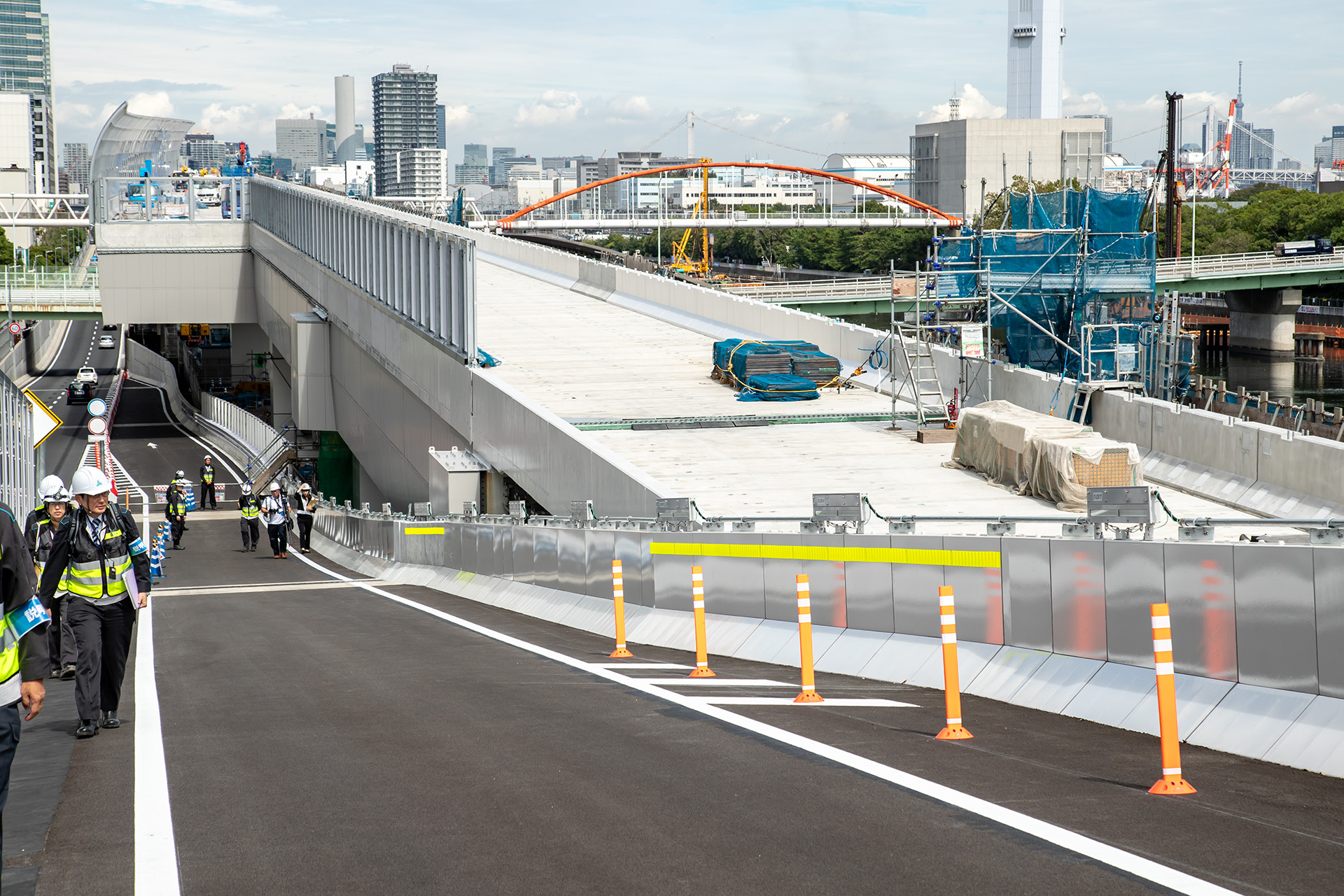 う回路と更新上り線は高さが異なるため上下線の切り替えが終わったあとに主桁を持ち上げ接続する（2019年10月撮影）。合流部（イカの耳と呼ばれているという）はこの時点ですでに完成している