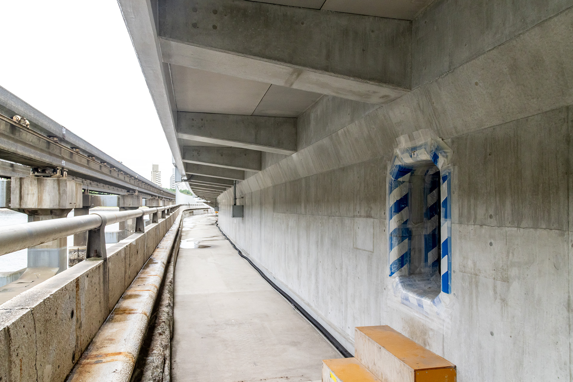 埋め立て部は古い道路を通路として部分的に再利用。右に見えているのがプレキャストボックス内への入口