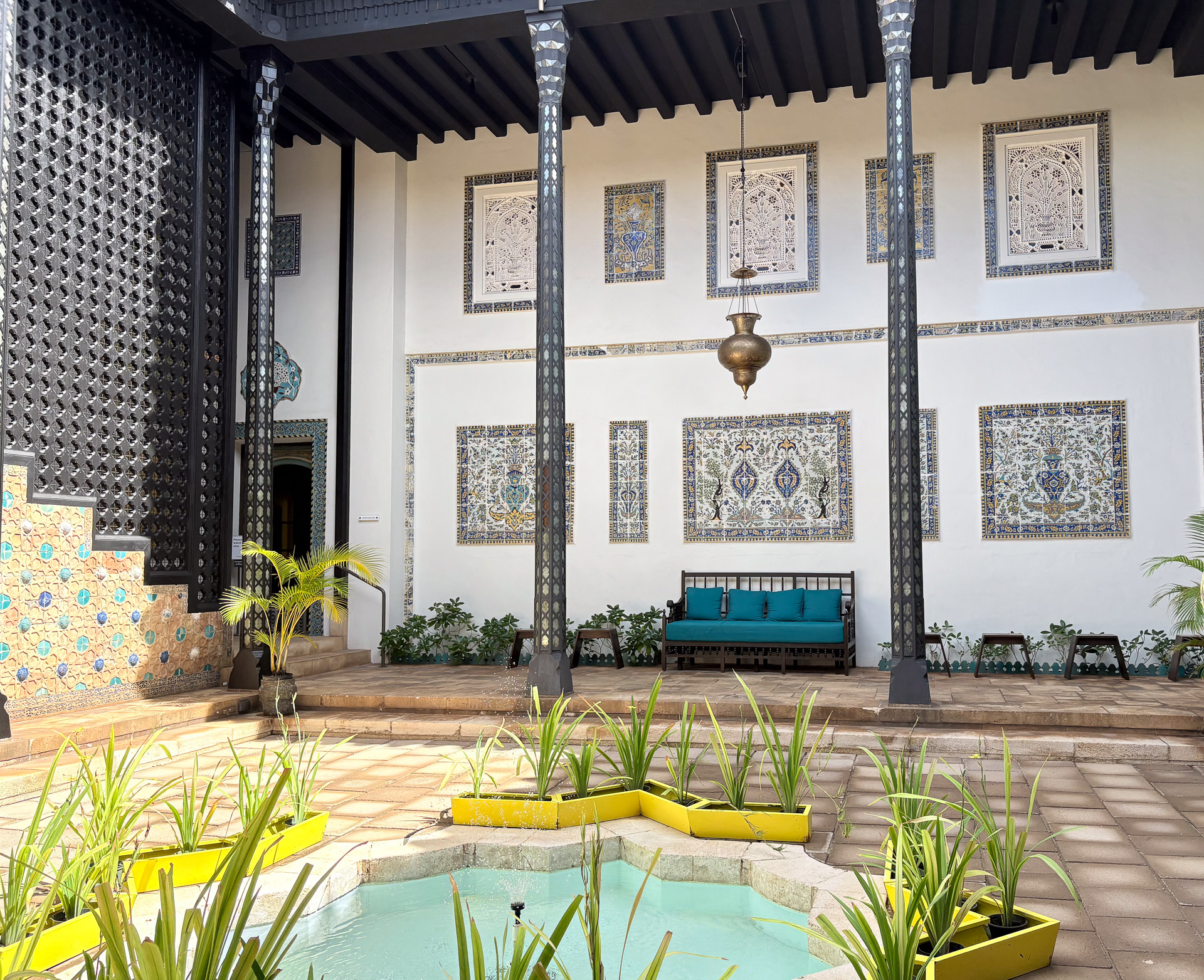 13世紀のタイルや17世紀のタイルが中庭を囲んでいる