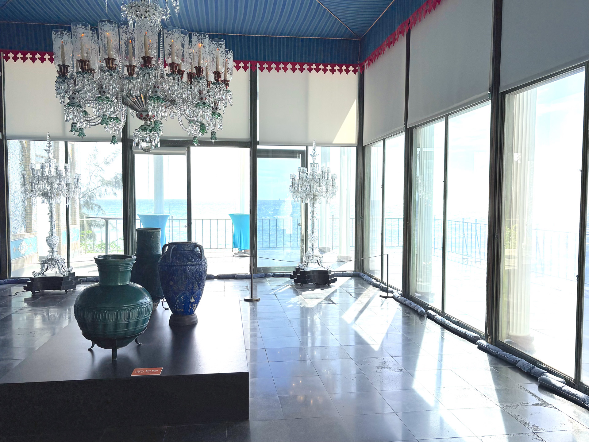 海と同化した美しさを魅せるダイニングルーム。繊細なシャンデリアはバカラ