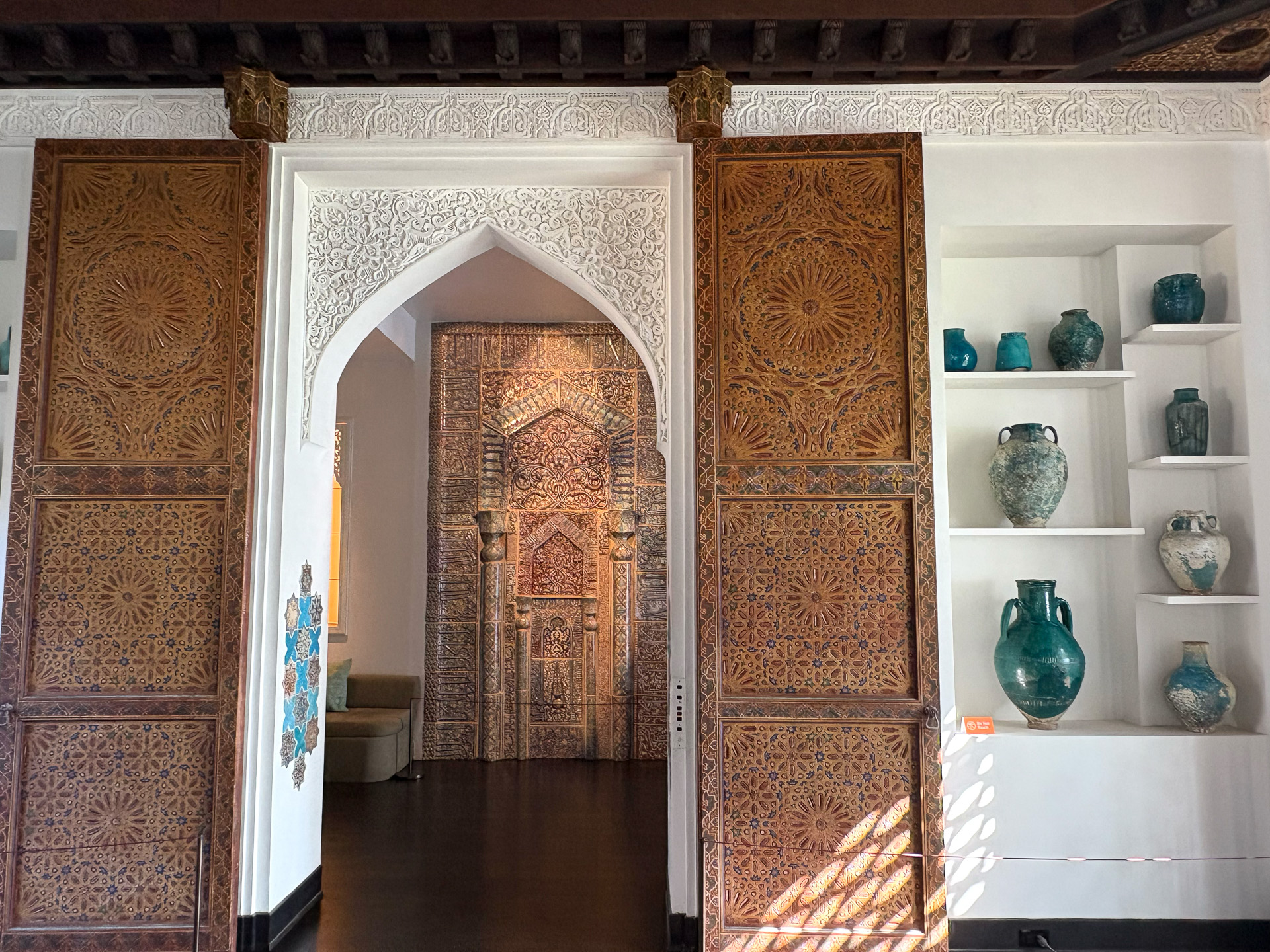 イルハン朝のラスタータイルのミフラーブ（イスラム教のモスクにある、聖地メッカの方向を示すくぼみ）