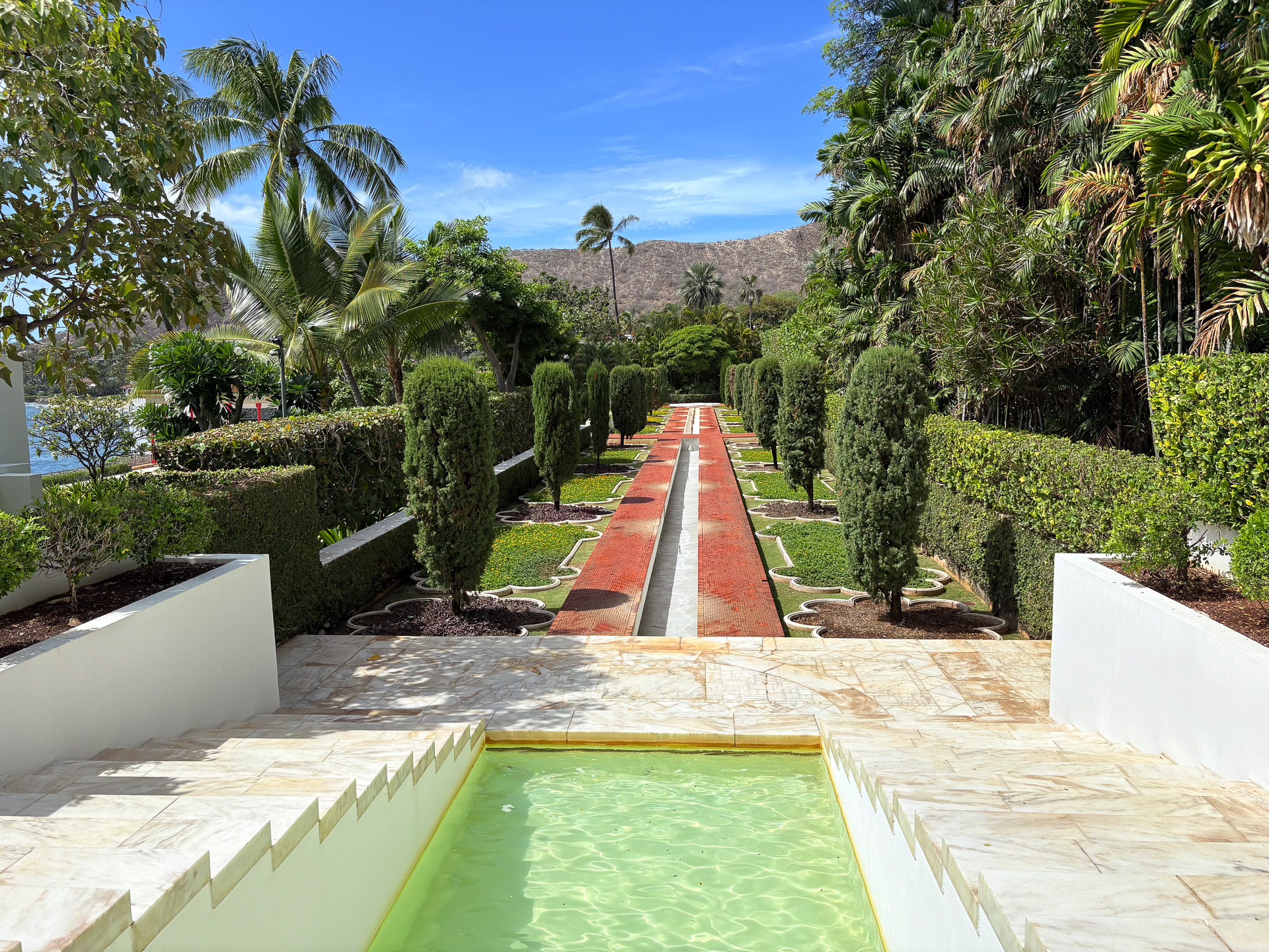 ムガールガーデン。ゲートを開けるとこの景色が飛び込んでくる