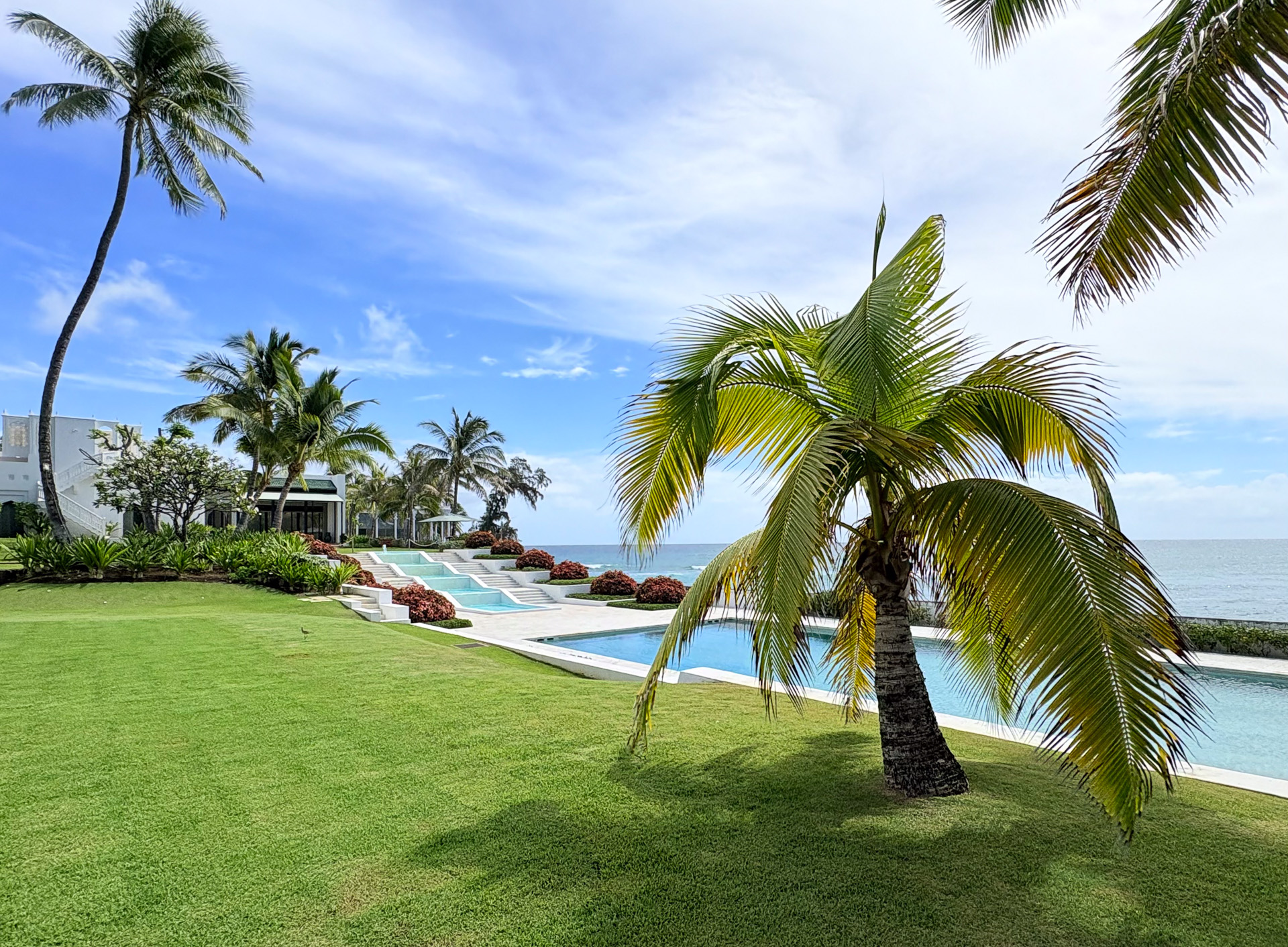 プールの先にあるのがシャングリ・ラ邸の建物