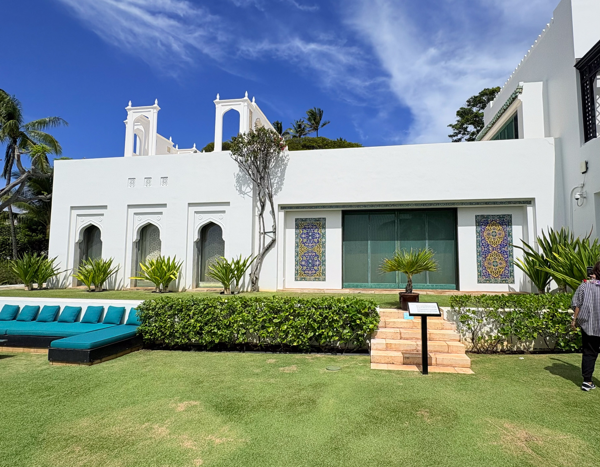 シンプルな外壁にタイルが埋め込まれている