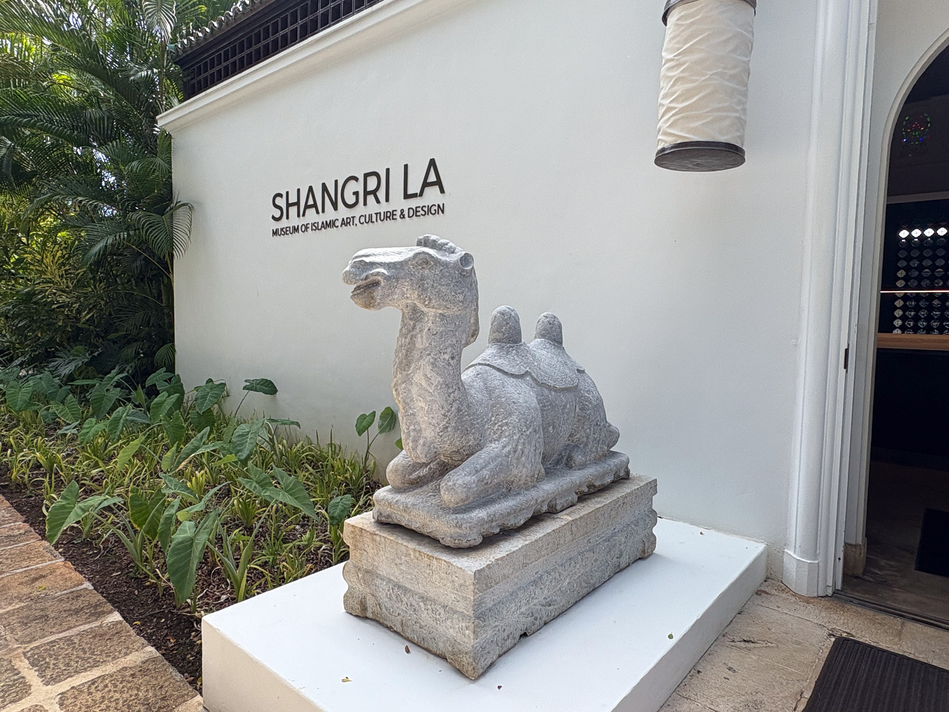 建物の入り口はシンプル。この扉の向こうにエントランスの空間がある