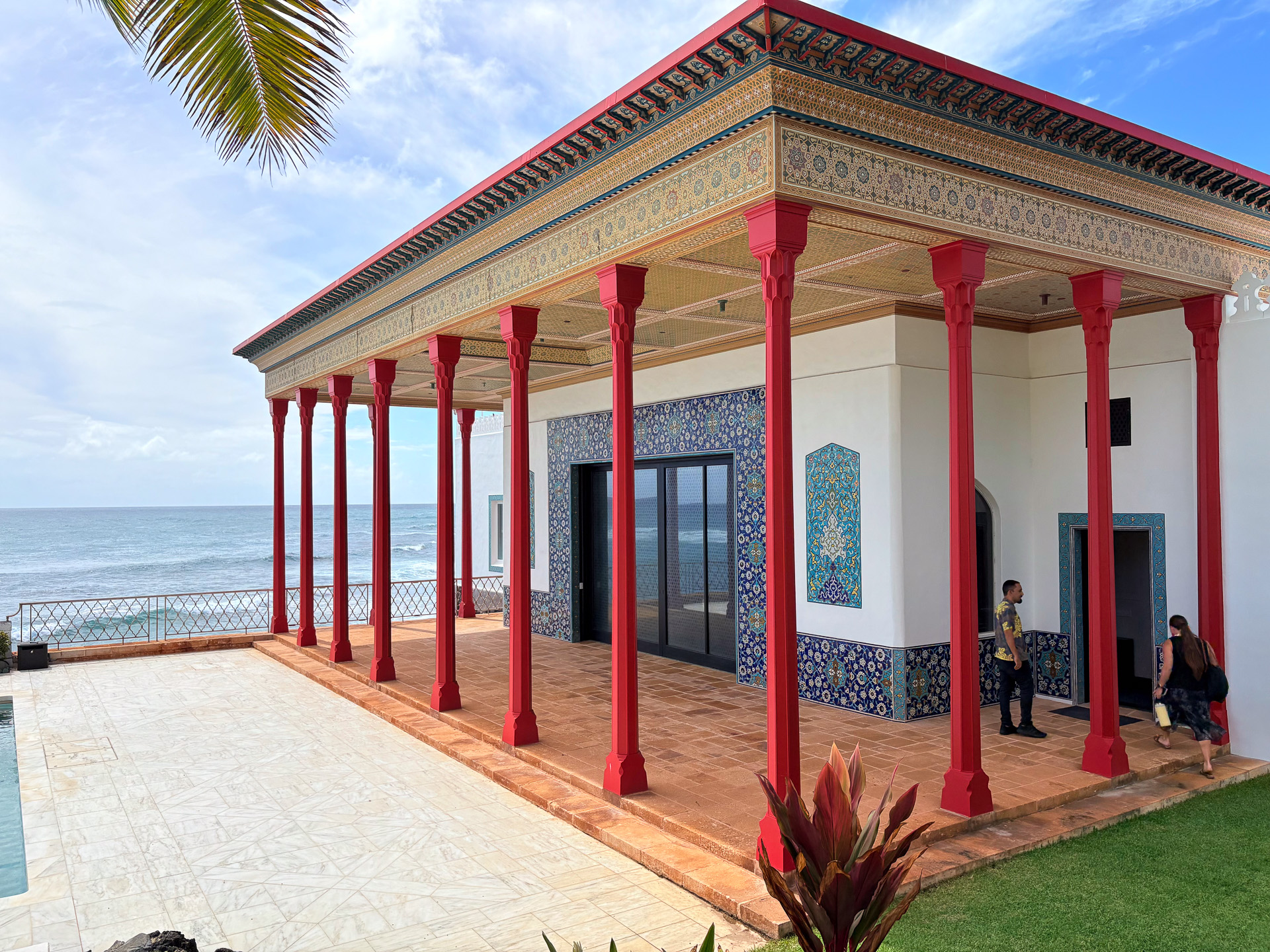 赤い柱が印象的な「プレイハウス」は、いわゆるゲストルーム