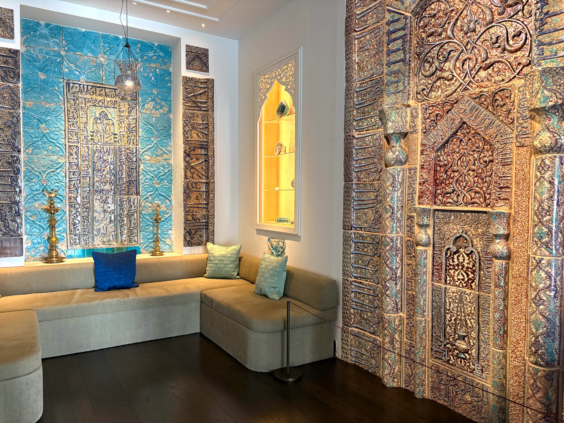 イルハン朝のラスタータイルのミフラーブ（右）は世界に6つしかない貴重なもの