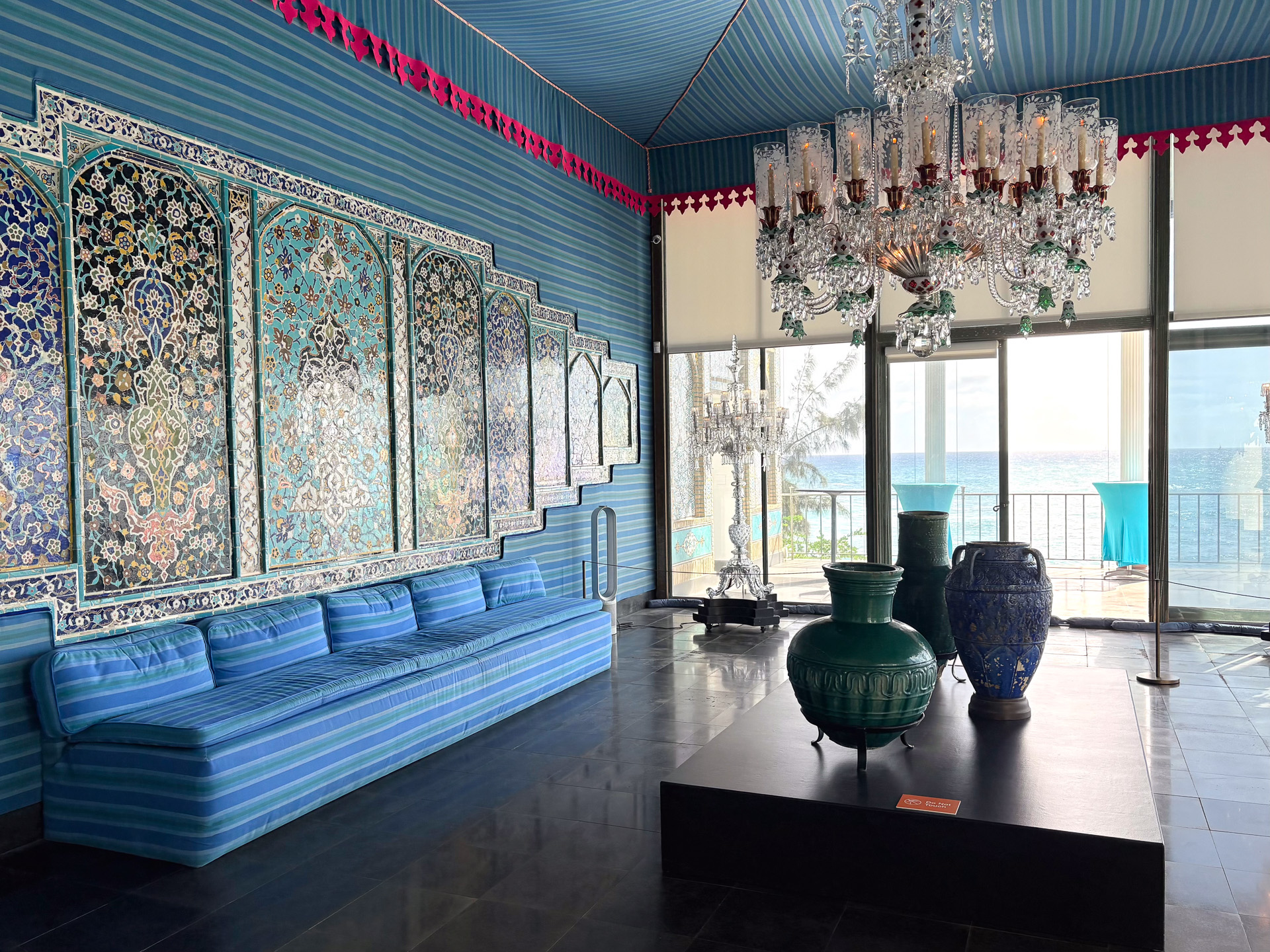 テントをイメージしたダイニングルーム。壁のモザイクタイルはイランで1938年に特注