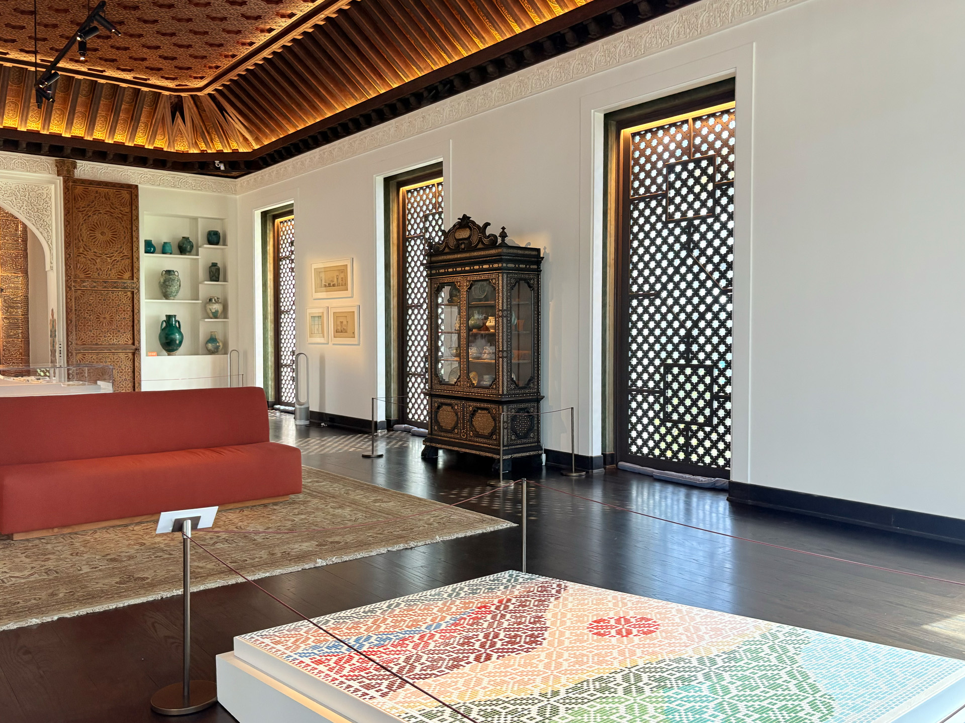 リビングルームにはペルシャの陶磁器製の壺が存在感を放っていた