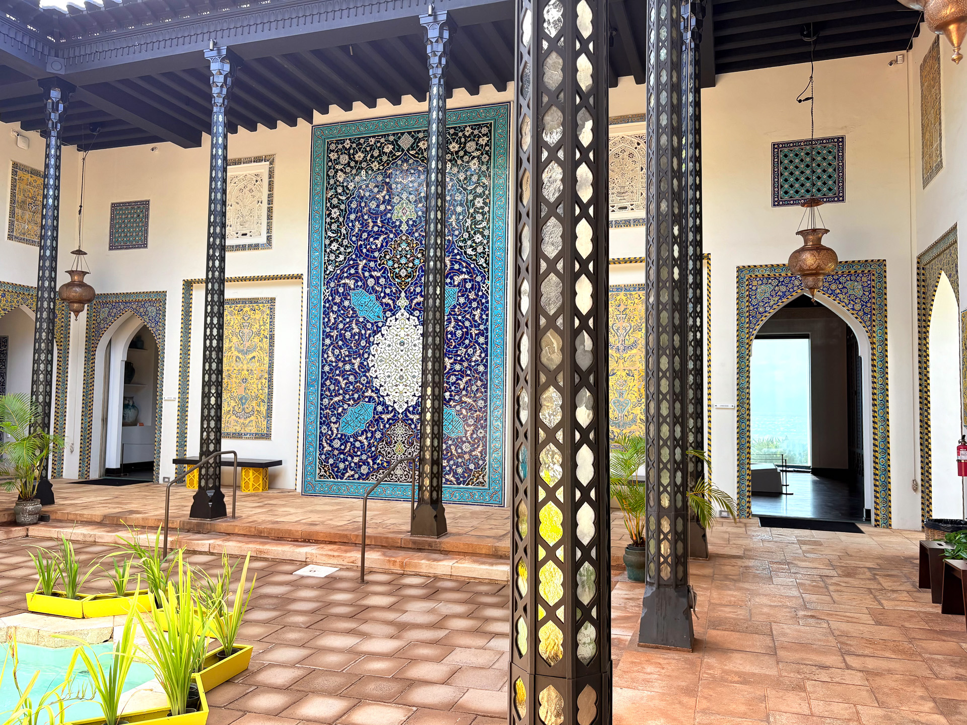 中庭。中央の青いモザイクタイルは1938年にイランでカスタムメイドしたもの