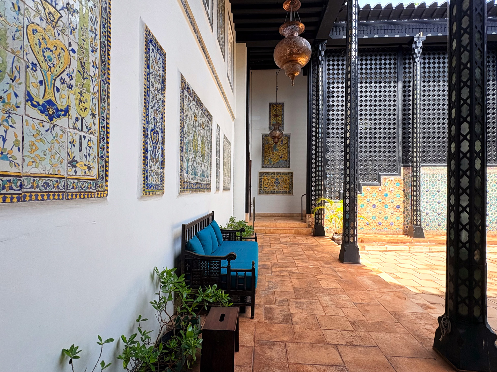 13世紀や17世紀のタイルなどで吹き抜けの中庭を囲んでいる