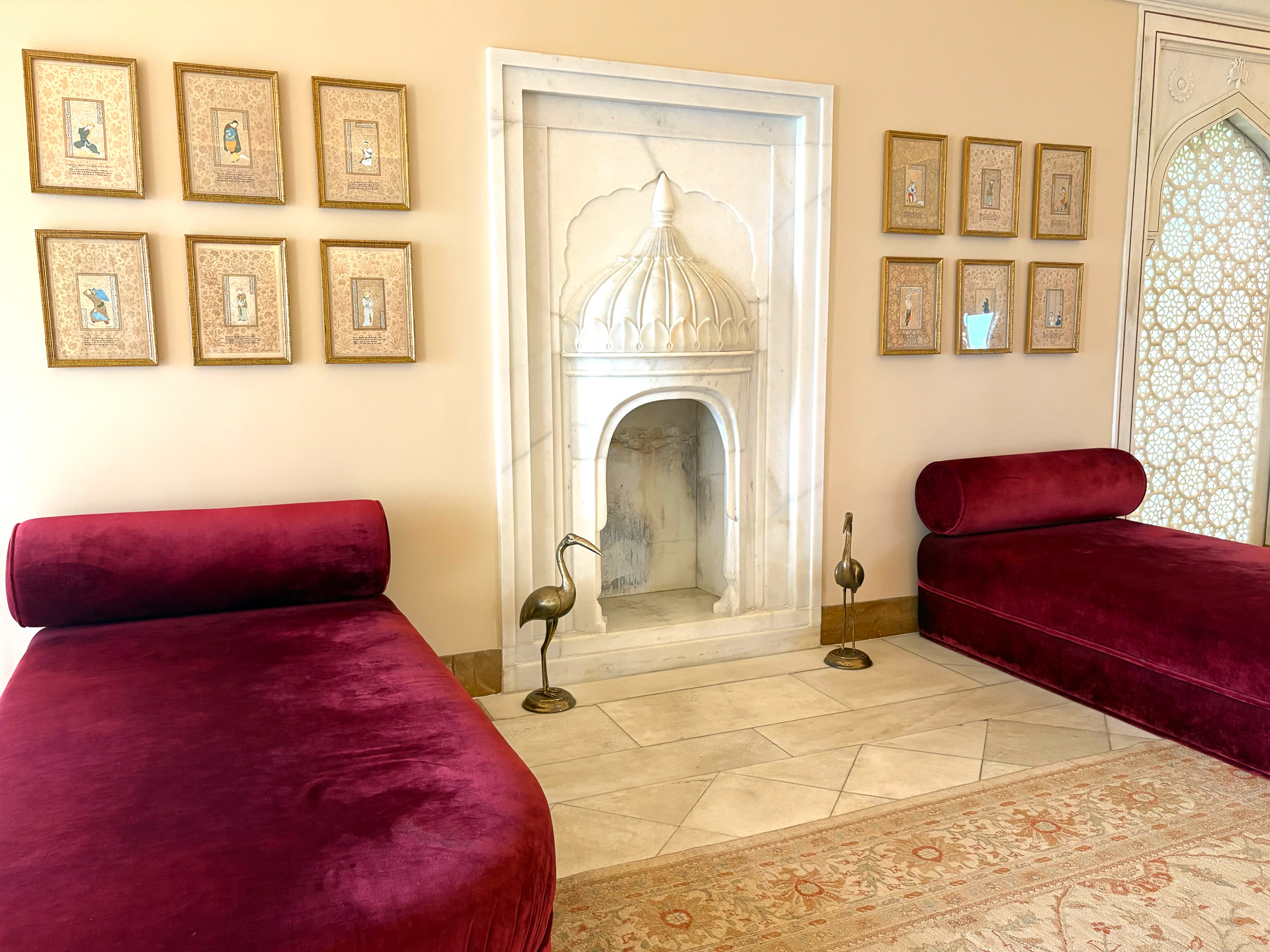 ムガールスイートと呼ばれるドリスの寝室。優しく太陽光がこぼれる窓の装飾はジャリという白い大理石細工