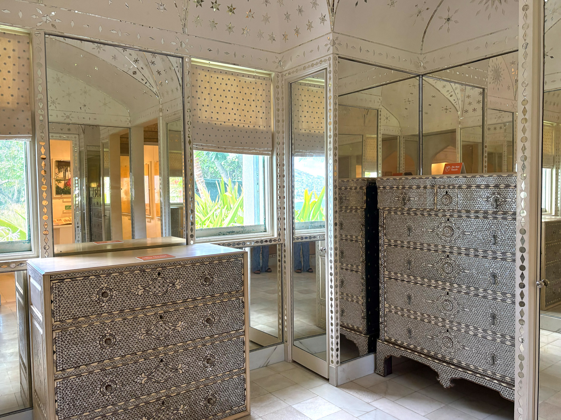 寝室の奥に続く絢爛なドレッシングルーム。ドリスがこの邸宅で過ごす期間は数か月のため、それほど収納は必要でなかったという