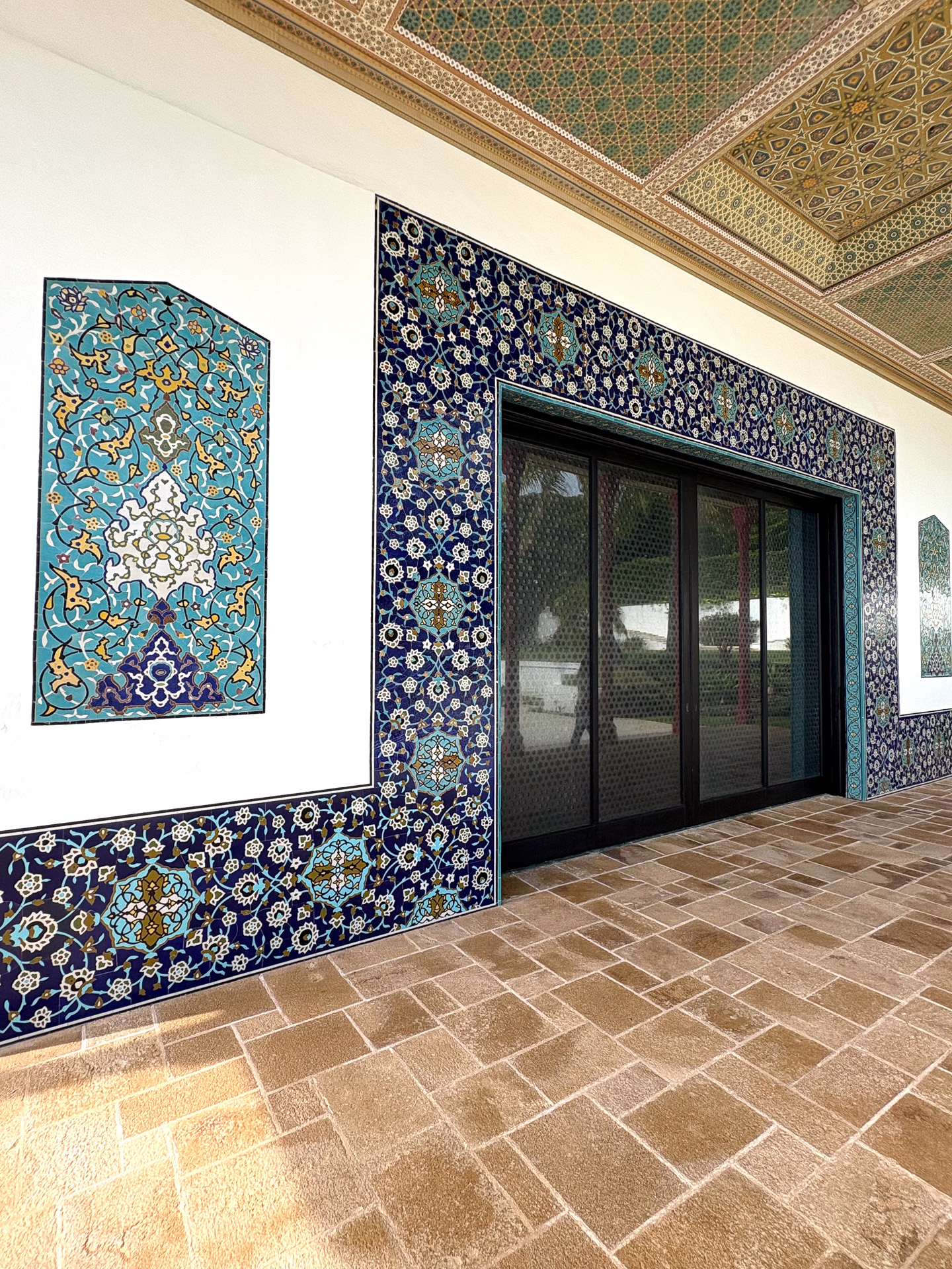 プレイルームのラナイスペースもイスラム圏の技法が施されている