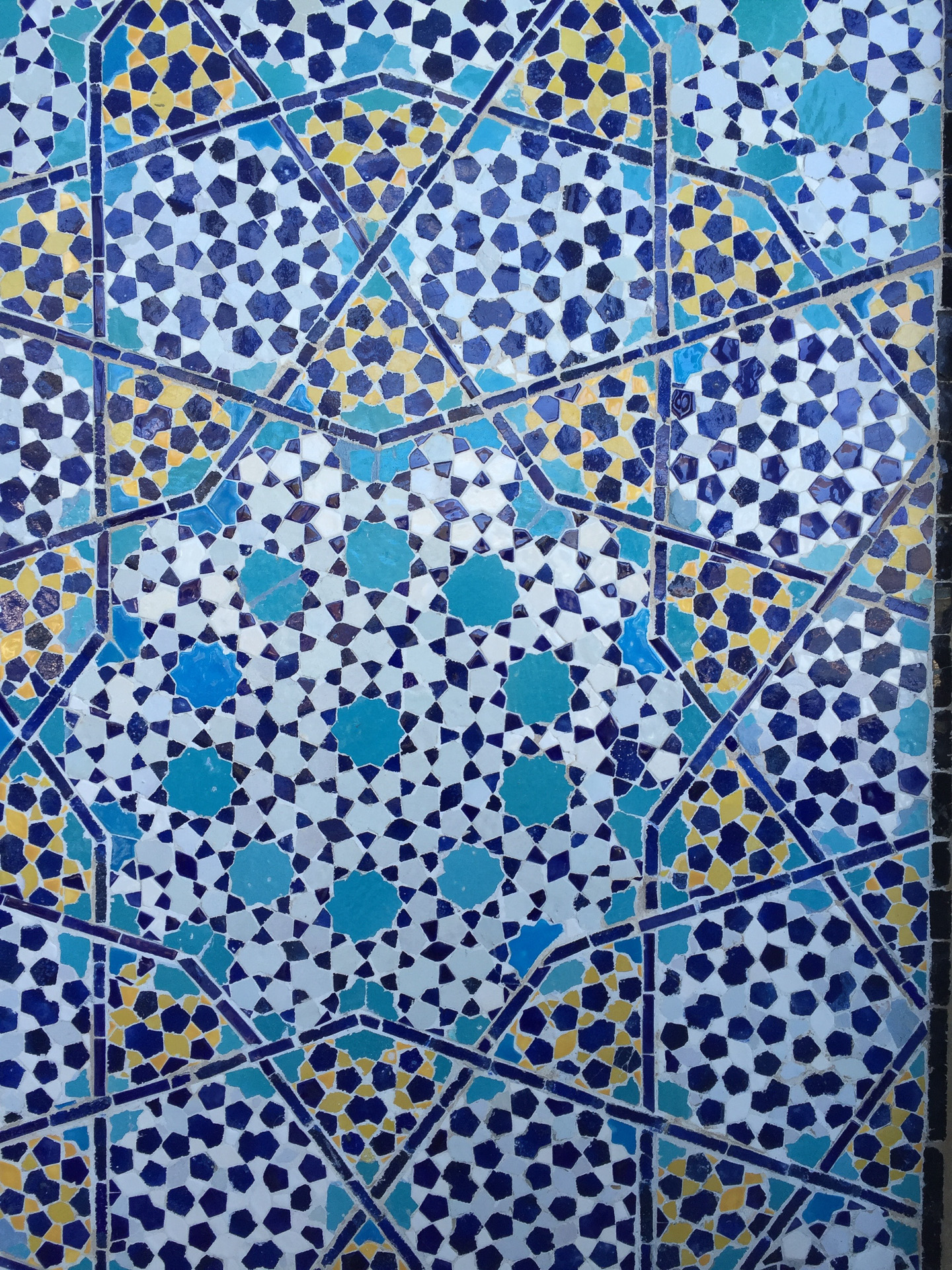 ダイニングルームのラナイにあるのは19世紀のイランのモザイクタイル