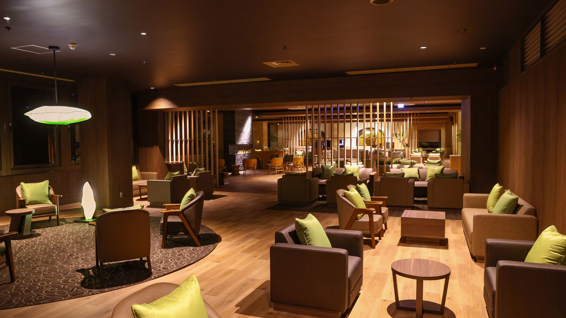 アルコールも提供するプレミアムラウンジ