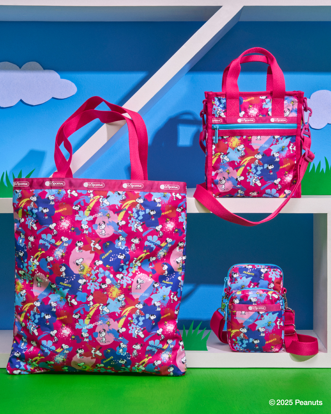 左「Large Emerald Tote」、右上「Mini N/S Tote」、右下「Mini Phone Bag」。ペンキをイメージしたタッチの総柄