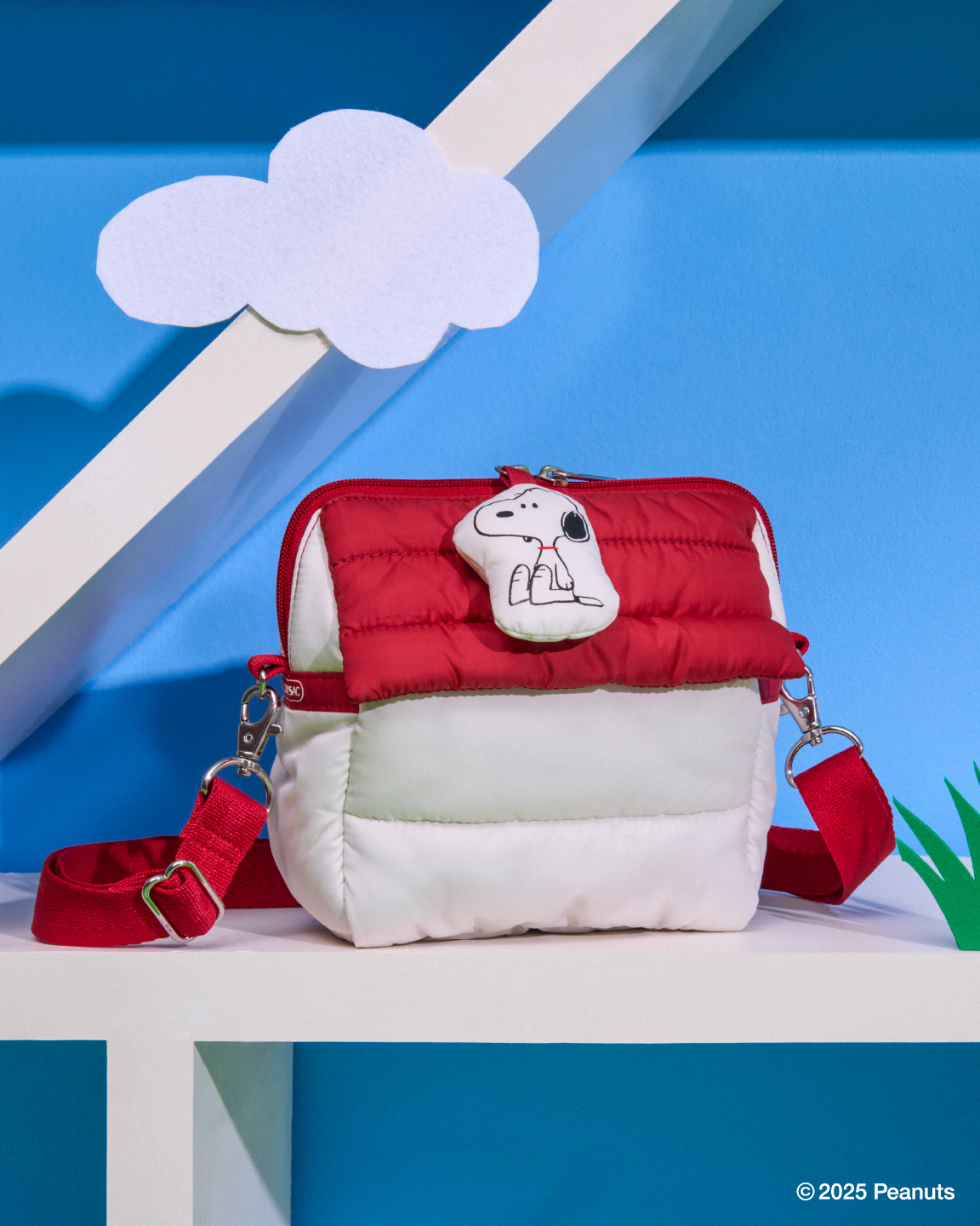 「Snoopy Doghouse Bag」。スヌーピーの住む赤い屋根のおうちがそのままショルダーバッグに。中綿入りの生地でふんわり軽くやわらかな持ち心地