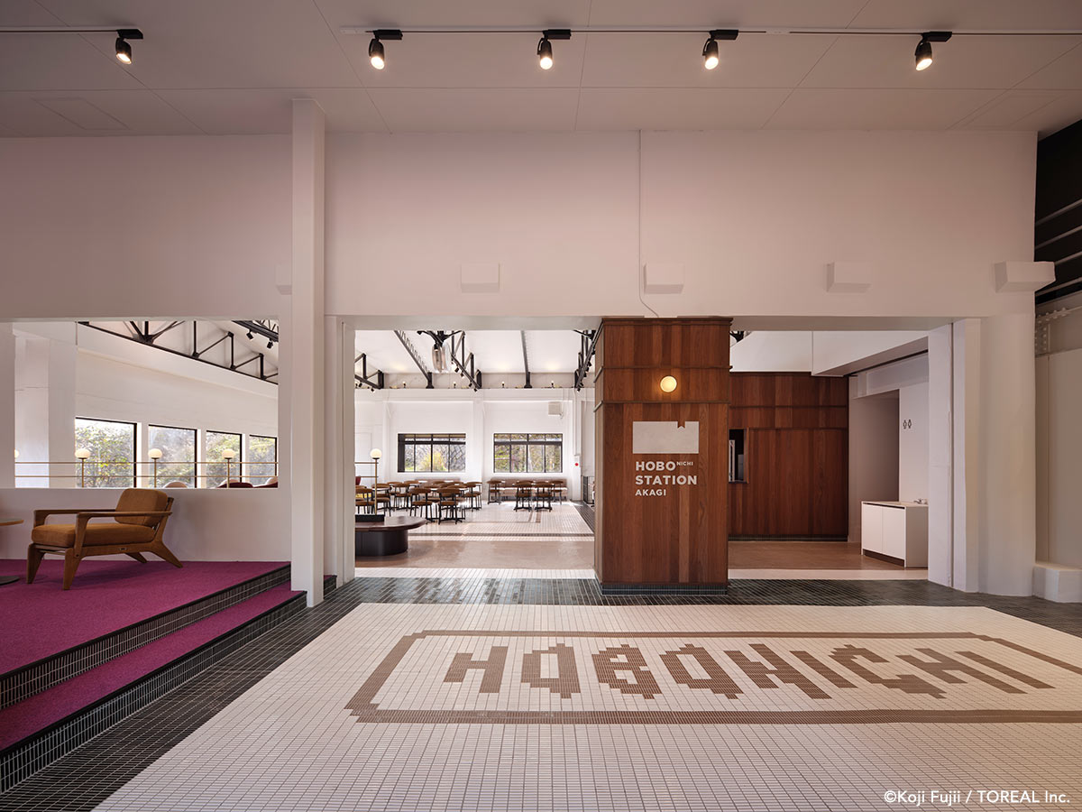 内装もどこか懐かしい駅舎をイメージしてリニューアルしている
